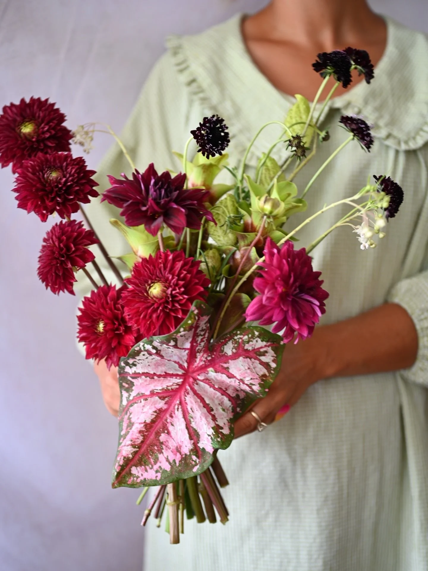 Locally grown flowers can look like cheerful wrapped market bouquets but they can also look like this | 100% farm grown 💐