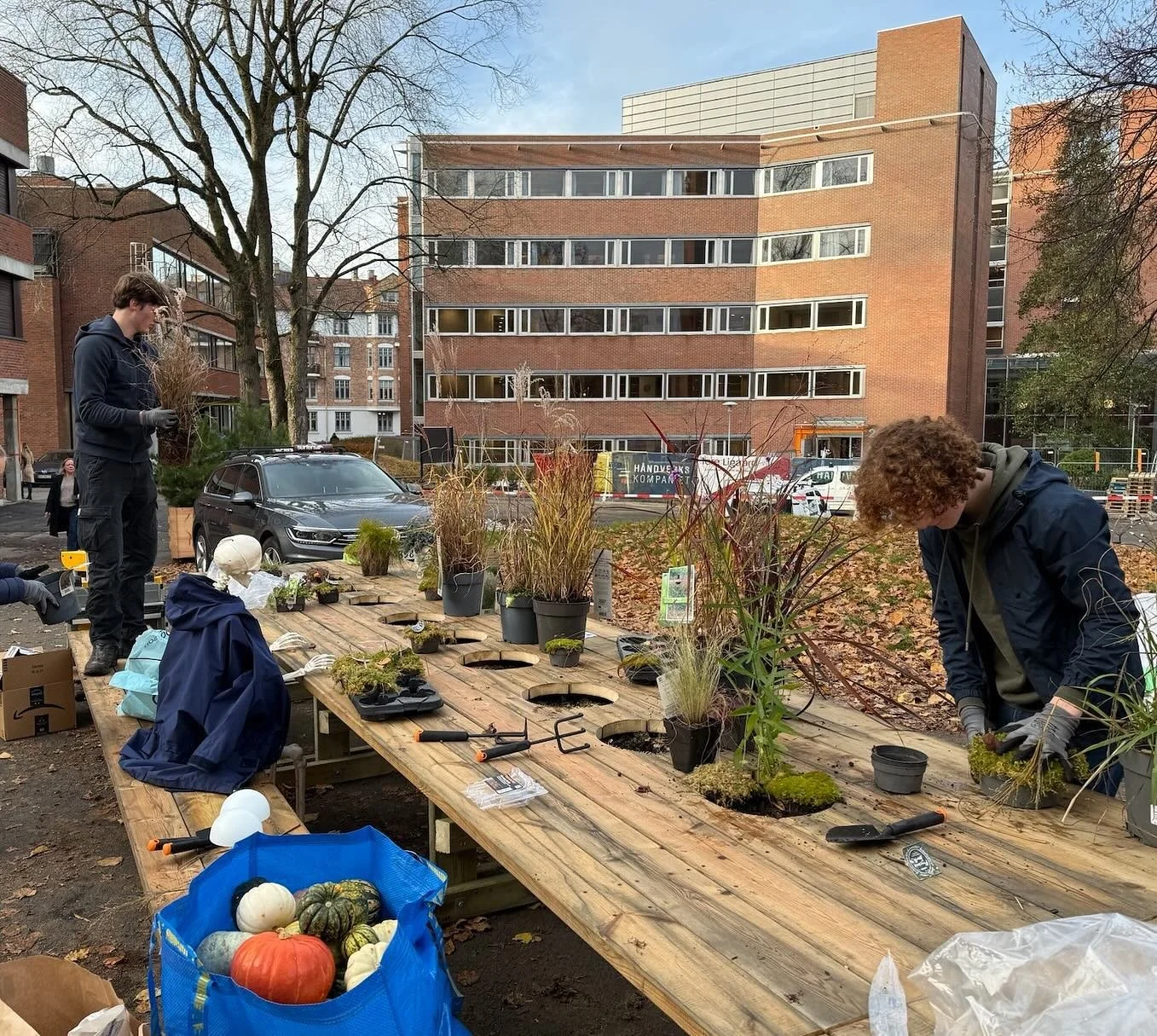 🤗Nytt nabolagsbord!
 
⚒️Elever fra tre Oslo-skoler brukte Operasjon Dagsverk til &aring; bidra til &aring; skape en ny m&oslash;teplass p&aring; Den gamle Veterin&aelig;rh&oslash;gskolen.
 
🌿Bordet, som har en innebygget hage, ble f&oslash;rste gan