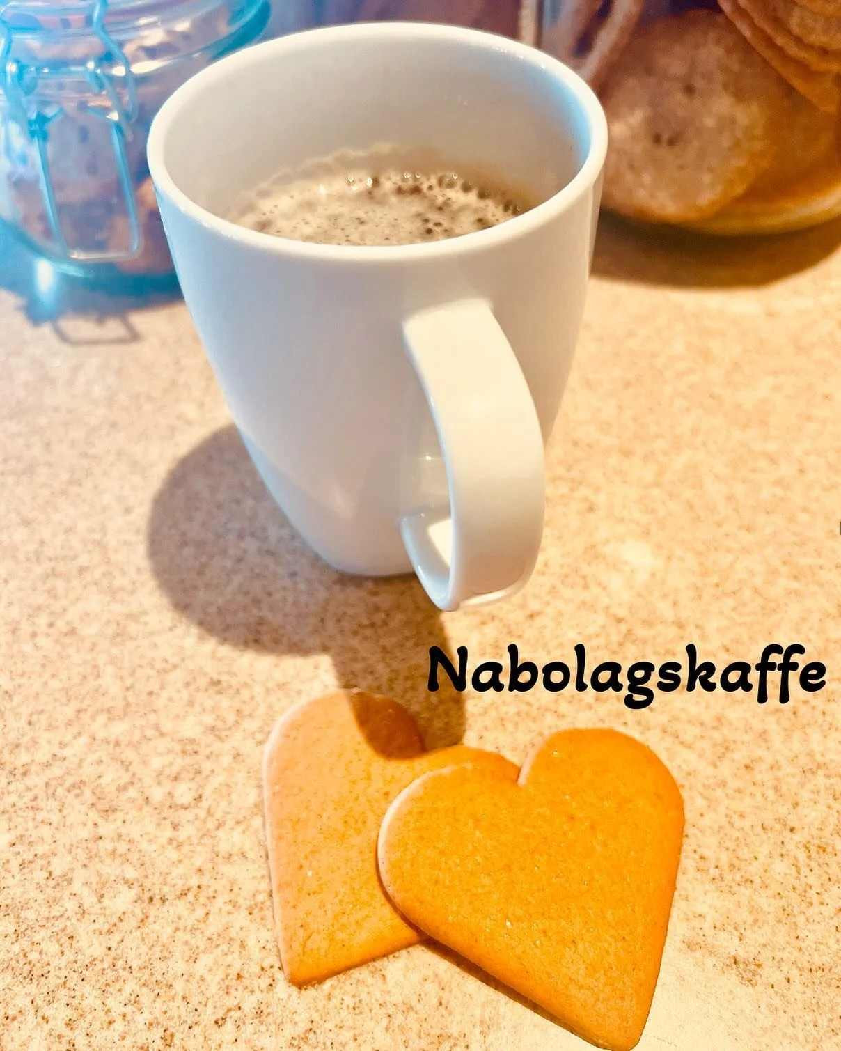 Tirsdag 3. desember inviteres det til nabolagskaffe kl 10:00-12:00 - utenfor Kiwi☕️

❤️Dagligvarebutikken er blitt et m&oslash;tepunkt for mange,  og flere kunder har &oslash;nsket seg et sted hvor de kan sette seg ned og sl&aring; av en prat.

N&ari