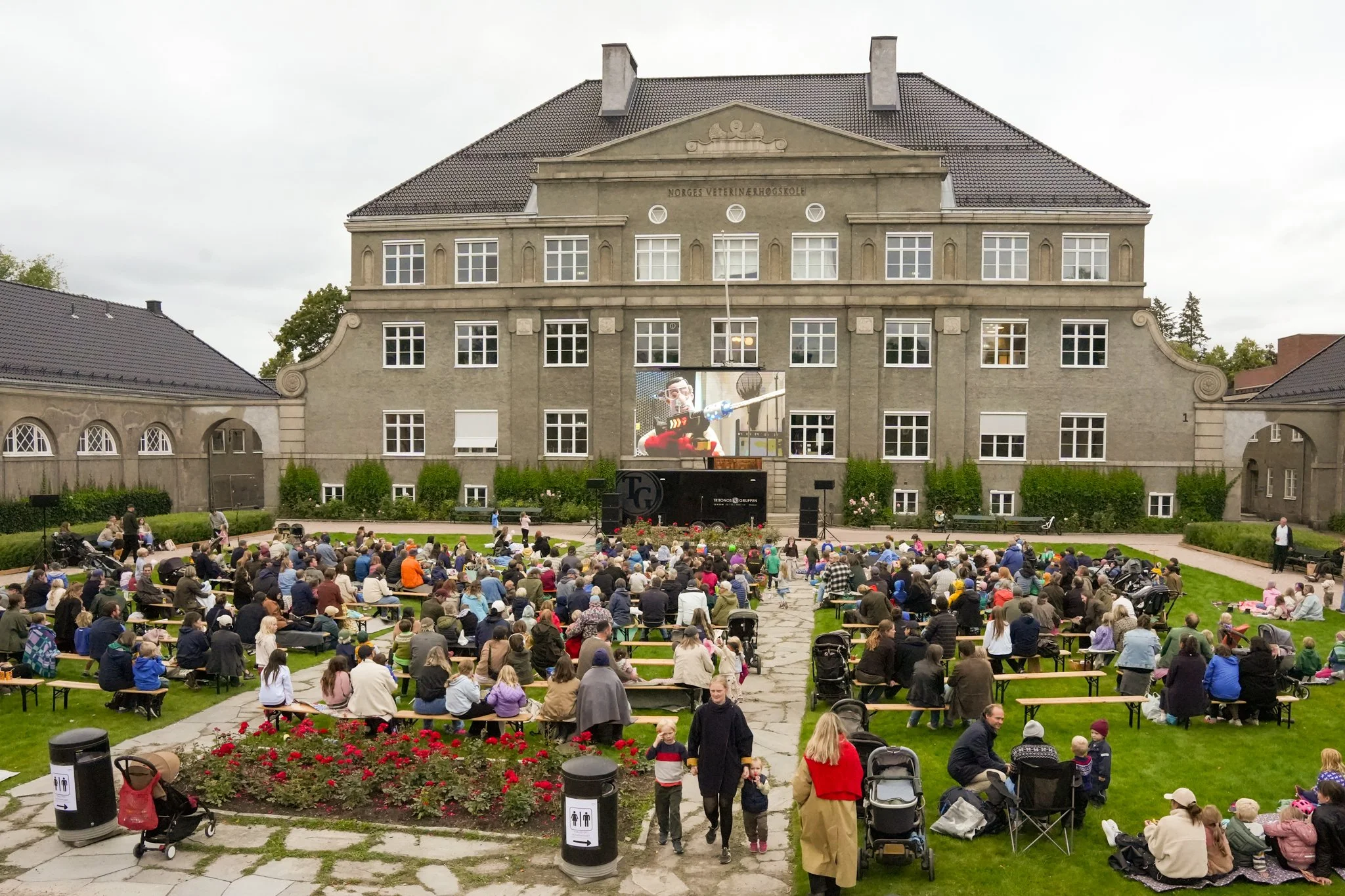 700 på utekino