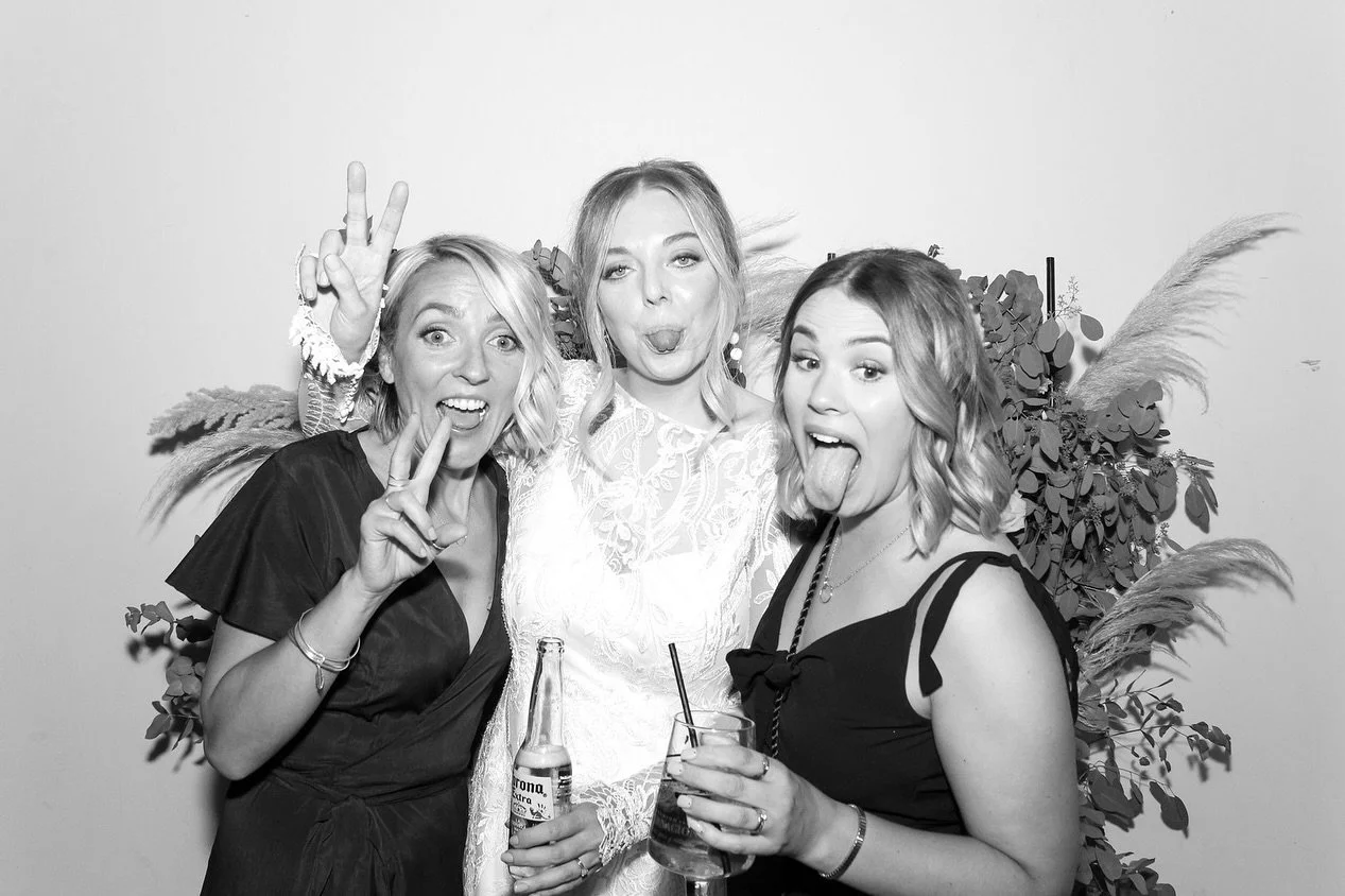 Monochrome never goes out of style. Stripped back, bold, sharp.
👉 Want this look at your wedding? 🖤