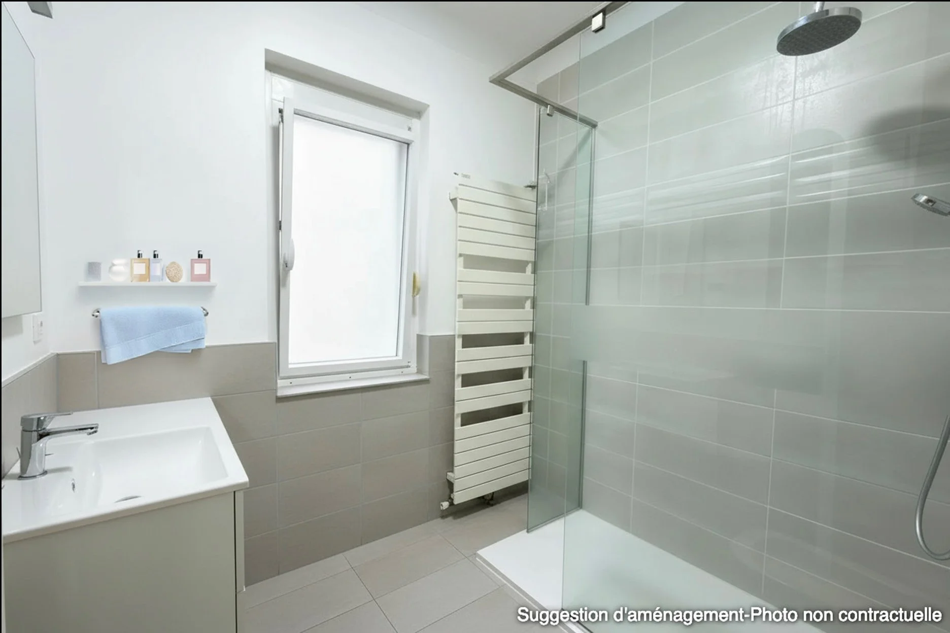 Après : suggestion d'aménagement d'une salle d'eau attenante à une chambre parentale.