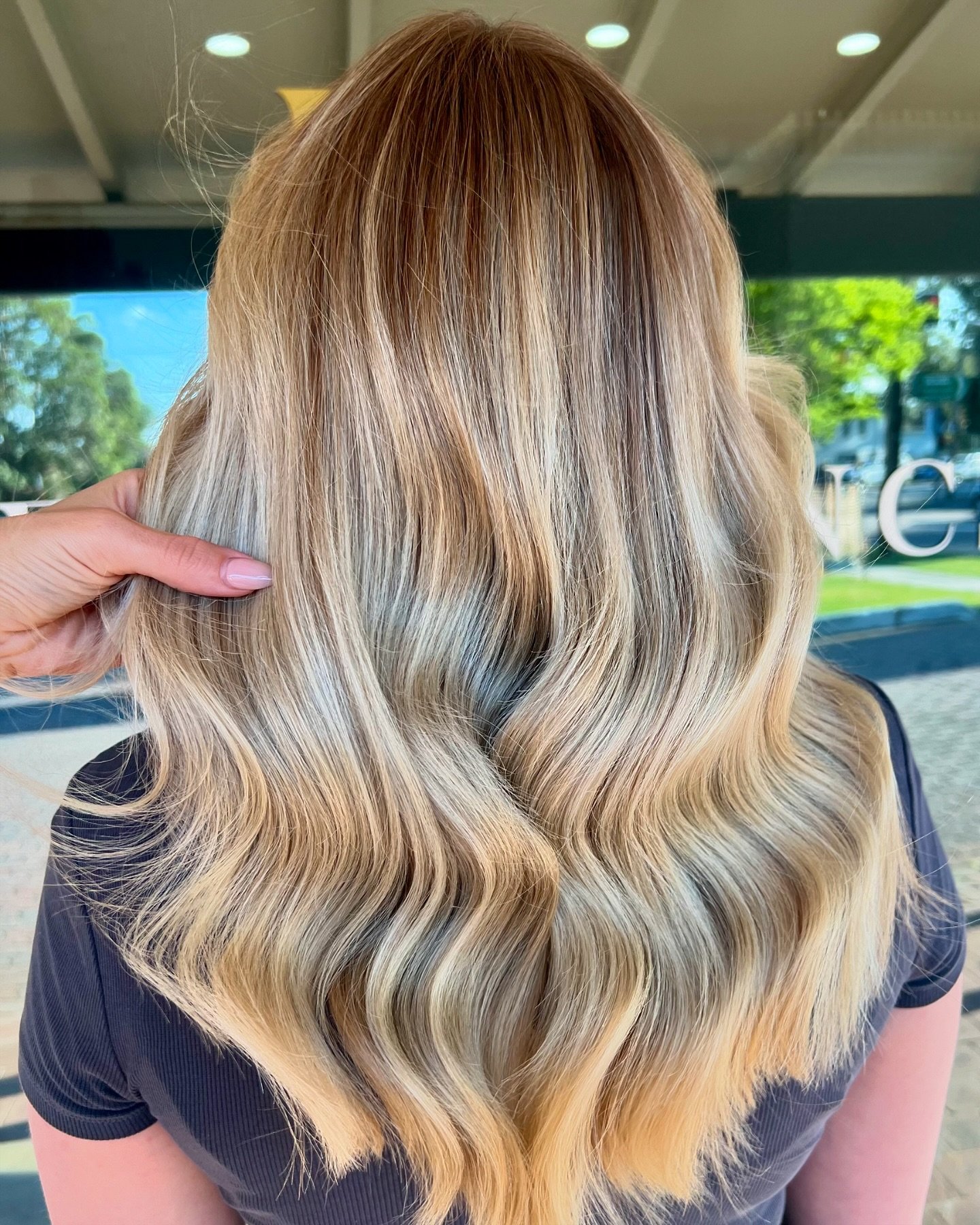 Creamy, sun-kissed vibes just in time for Summer 💛

#sydneyhairsalon #sydneyhairdresser #sydneyhair #sydneyhaircolour#sydneystylist #sydneysmallbusiness #hairtransformation #hairinspo #sydneysalon #shiremums #sydneymums #sutherlandshire #shirebusine
