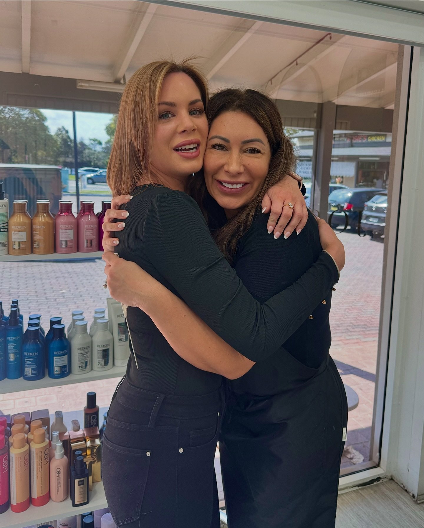 Hugs for a special client with a special hair story 🫂

This client came to us unhappy with the length, texture and density of her hair, which was damaged due to chemical services. We listened, understood her vision and recommended bio straightening 