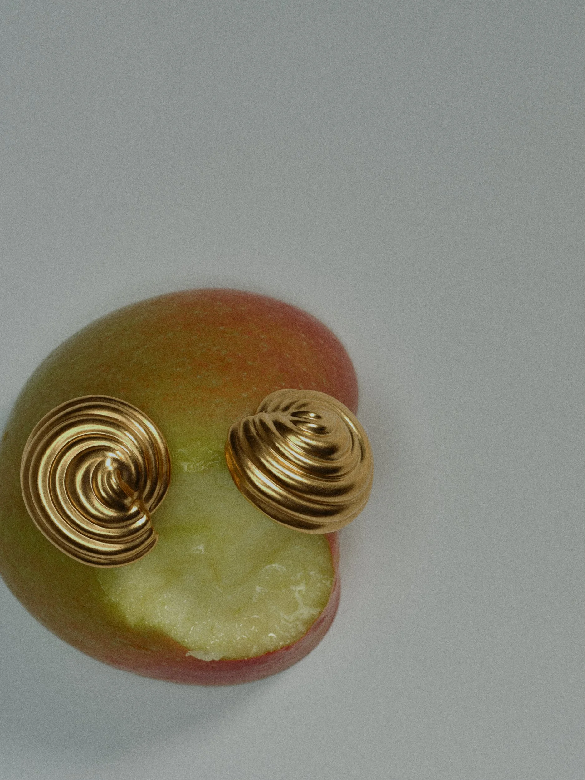 Ein Apfel mit goldenen Spiralen auf der Oberseite