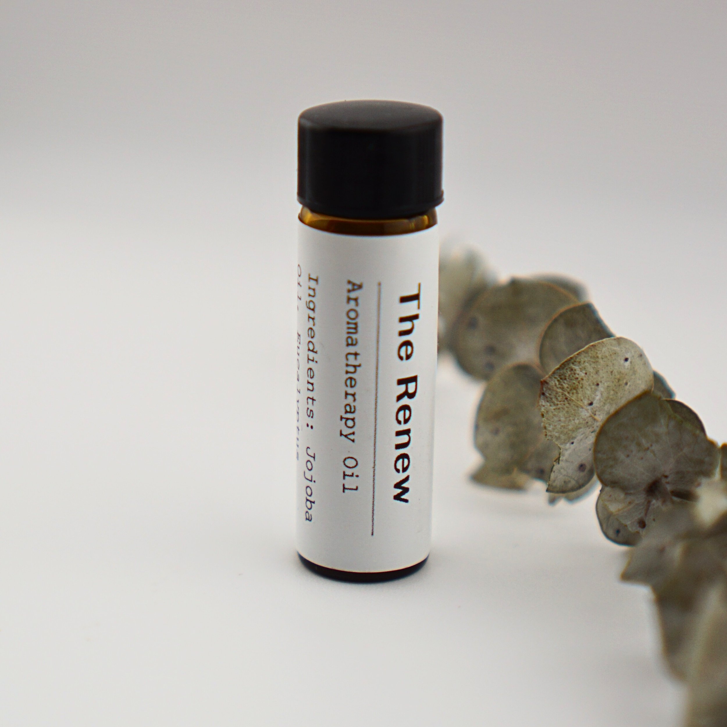 the-renew-eucalyptus_essential-oil_closeup.jpg