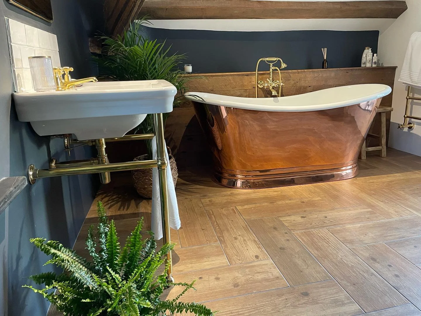 3 amazing bathrooms installed in this period farm house all with there own styles.
#burlingtonbathrooms #copperbath #copperbasin #maincorunderfloorheating #farmhousebathroom