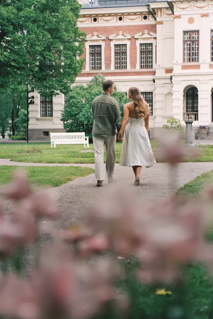 romanttinen-kihlakuvaus-hatanpaan-arboretum-tampere-filmille-1.webp