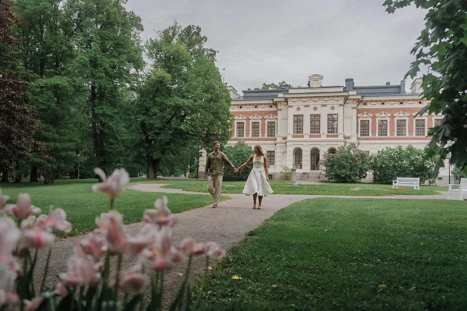 Kihlakuvaus Hatanpään Arboretumissa - romanttinen parikuvaus kartanon puistossa Tampereella