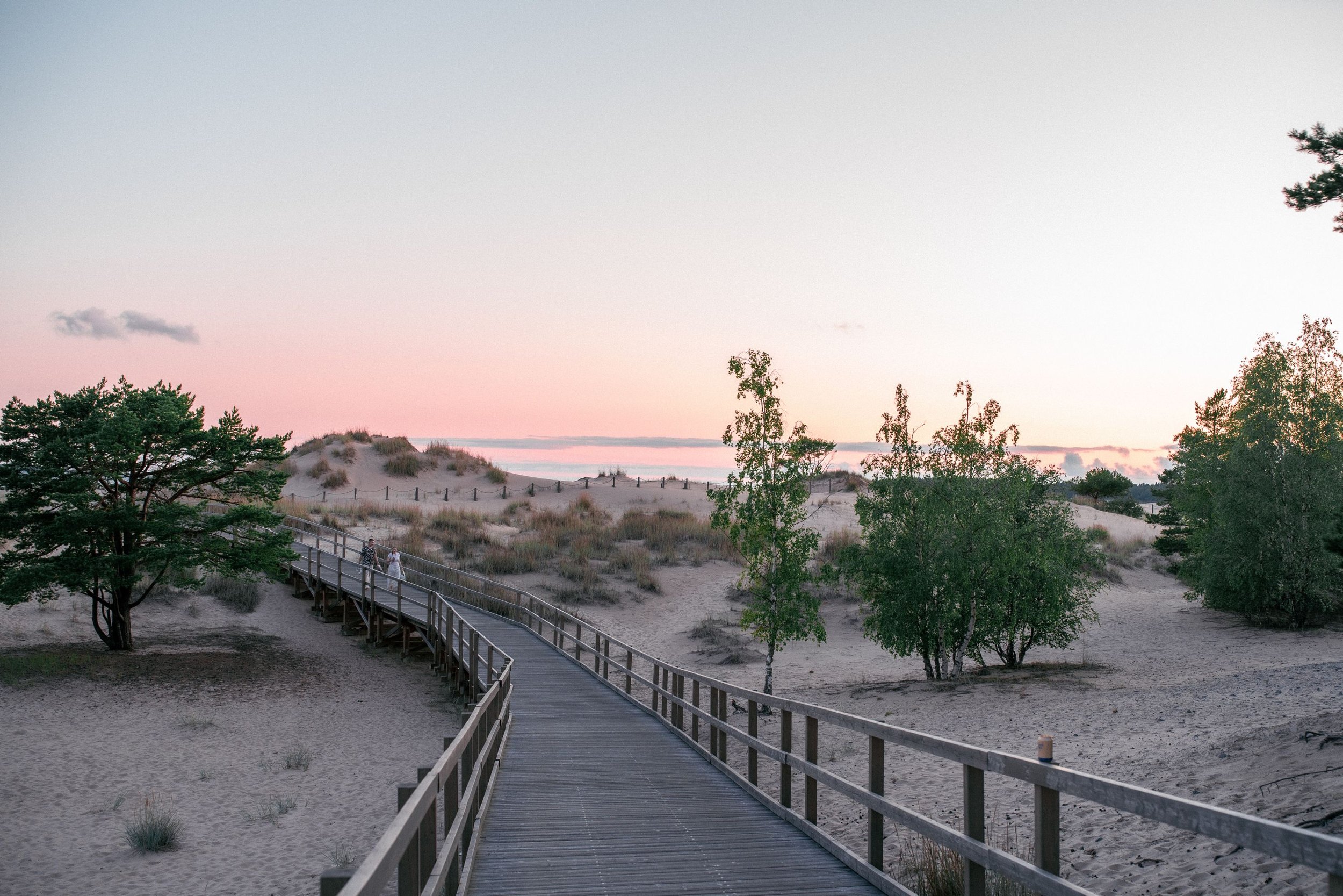 Romanttinen, toiminnallinen ja dokumentaarinen pariskuntakuvaus Yyterin hiekkarannalla, jossa sininen hetki (blue hour) ja miljöön rauhallisuus korostavat hetken intiimiä tunnelmaa.