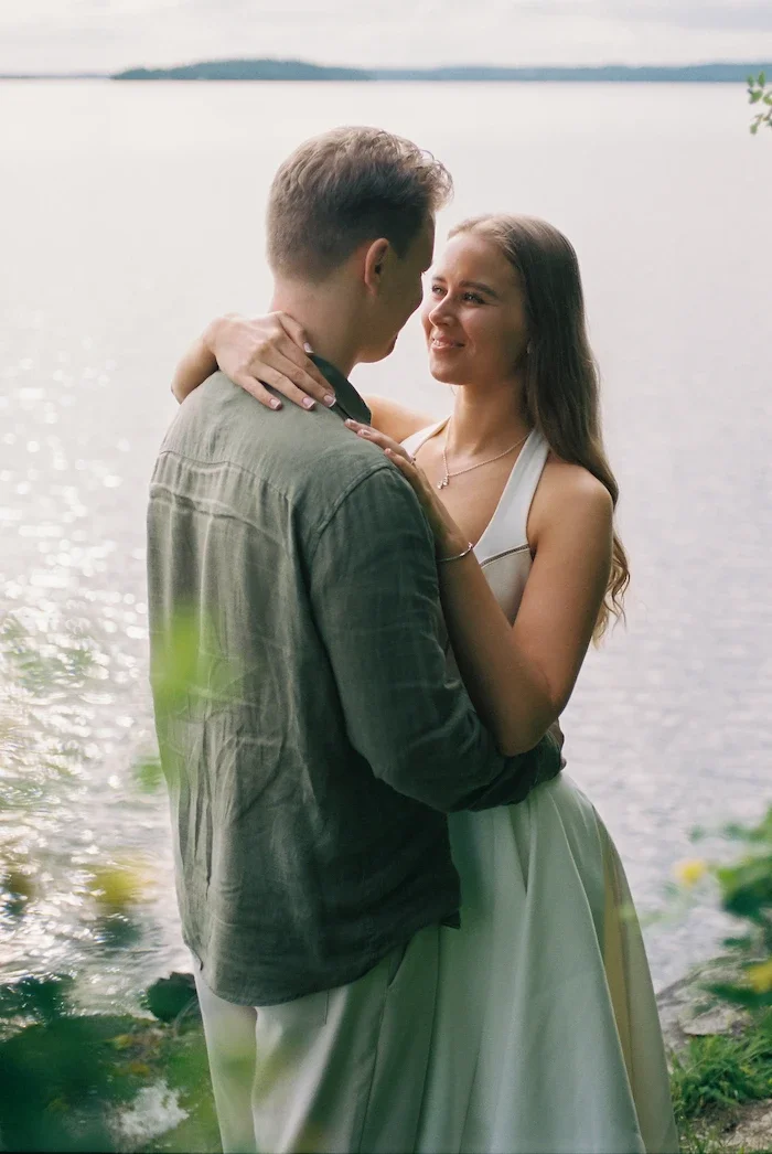 romanttinen-kihlakuvaus-filmikuvaus-tampere-filmille-1.webp