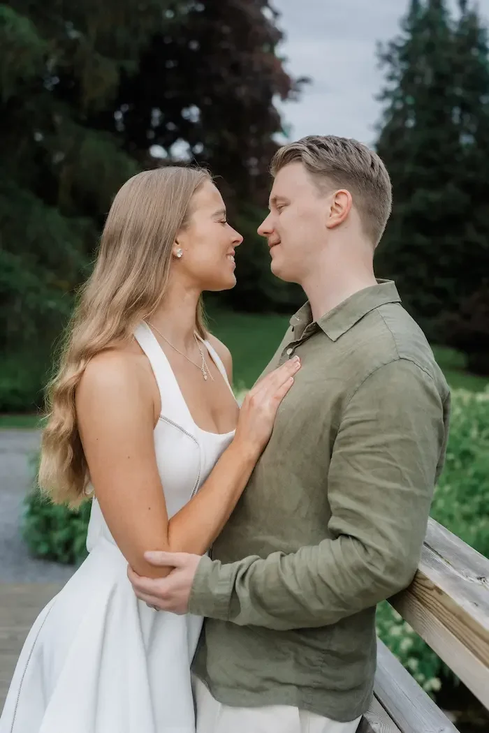 romanttinen-kihlakuvaus-hatanpaan-arboretum-tampere-filmille-6.webp