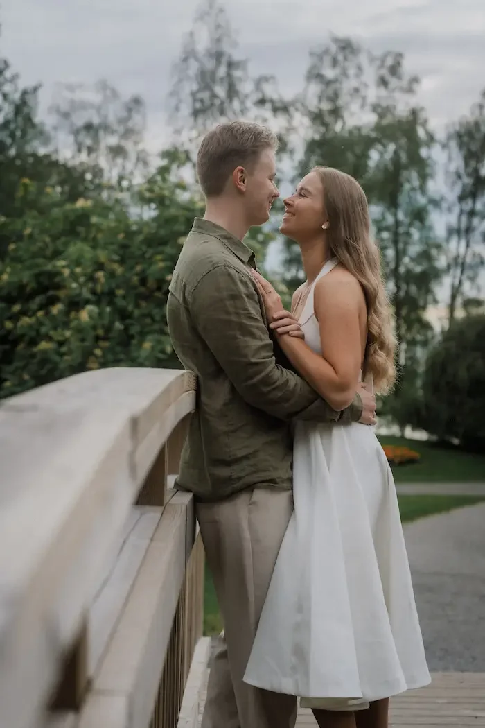 romanttinen-kihlakuvaus-hatanpaan-arboretum-tampere-filmille-4.webp