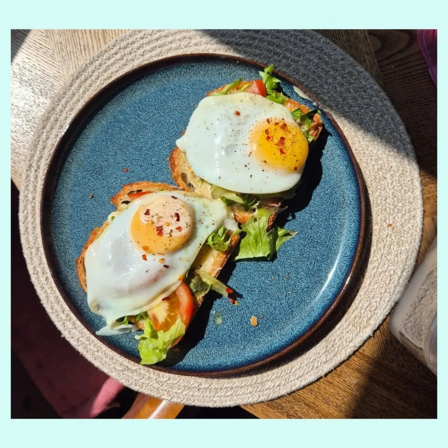 The first meal back home. 🍳

Before we left Donegal, my cousin sent me home with a box of fresh eggs.
So this morning, before the suitcase was unpacked, the breakfast was sorted.

Good bread. Fresh tomatoes. A handful of leaves. Donegal eggs. A pinc