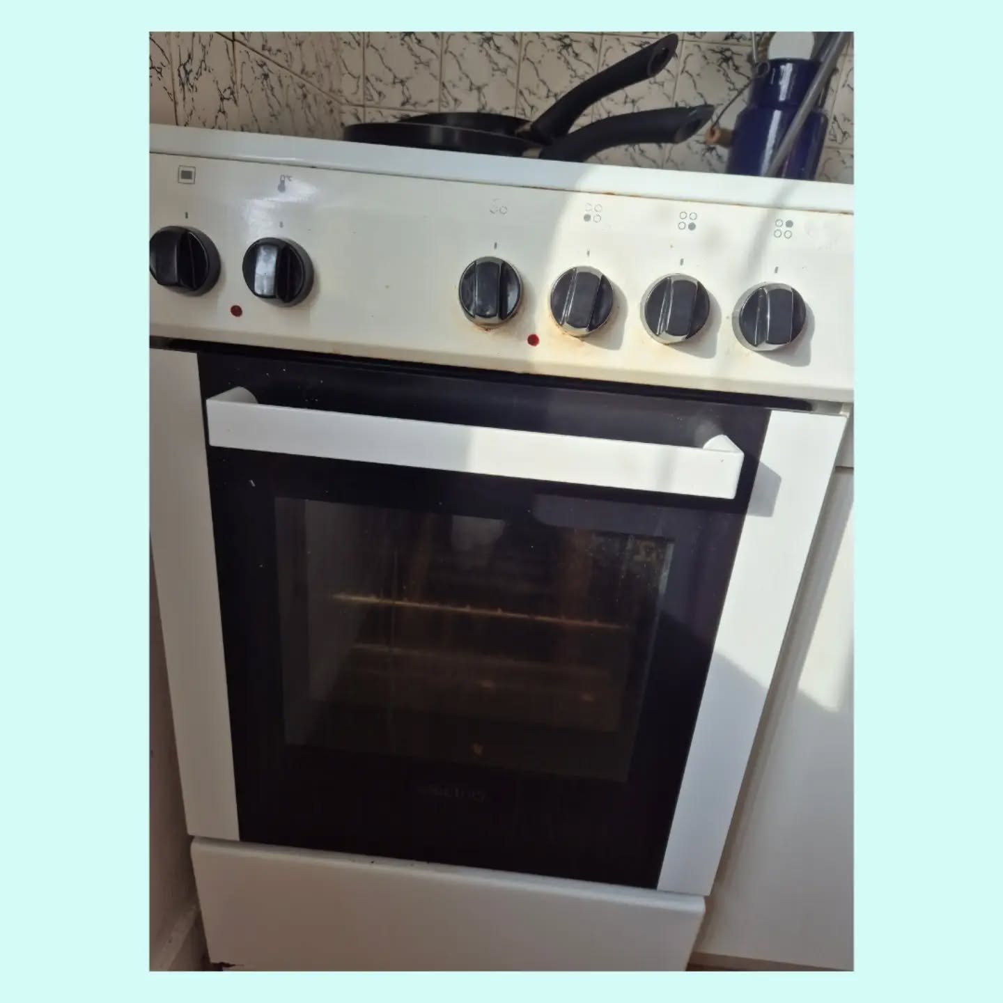 🍳 The Mystery Oven...

Every holiday cottage seems to have one.
The oven with no numbers on the dial, no symbols on the function knob and absolutely no instruction manual. You turn a few knobs, say a little prayer and hope dinner appears before bedt