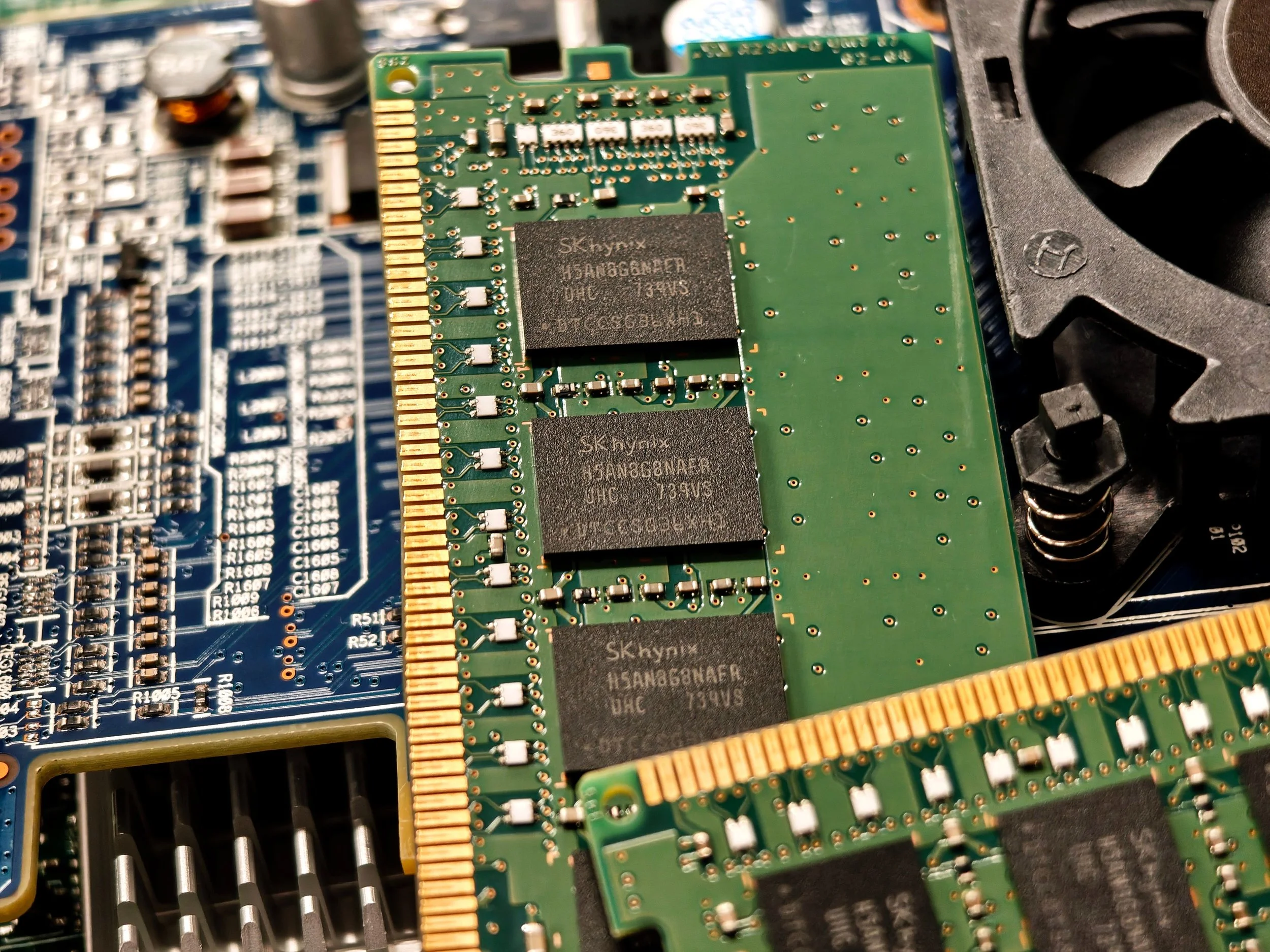 Why Semiconductor Fabs Require Specialized Tool Hookup Crews