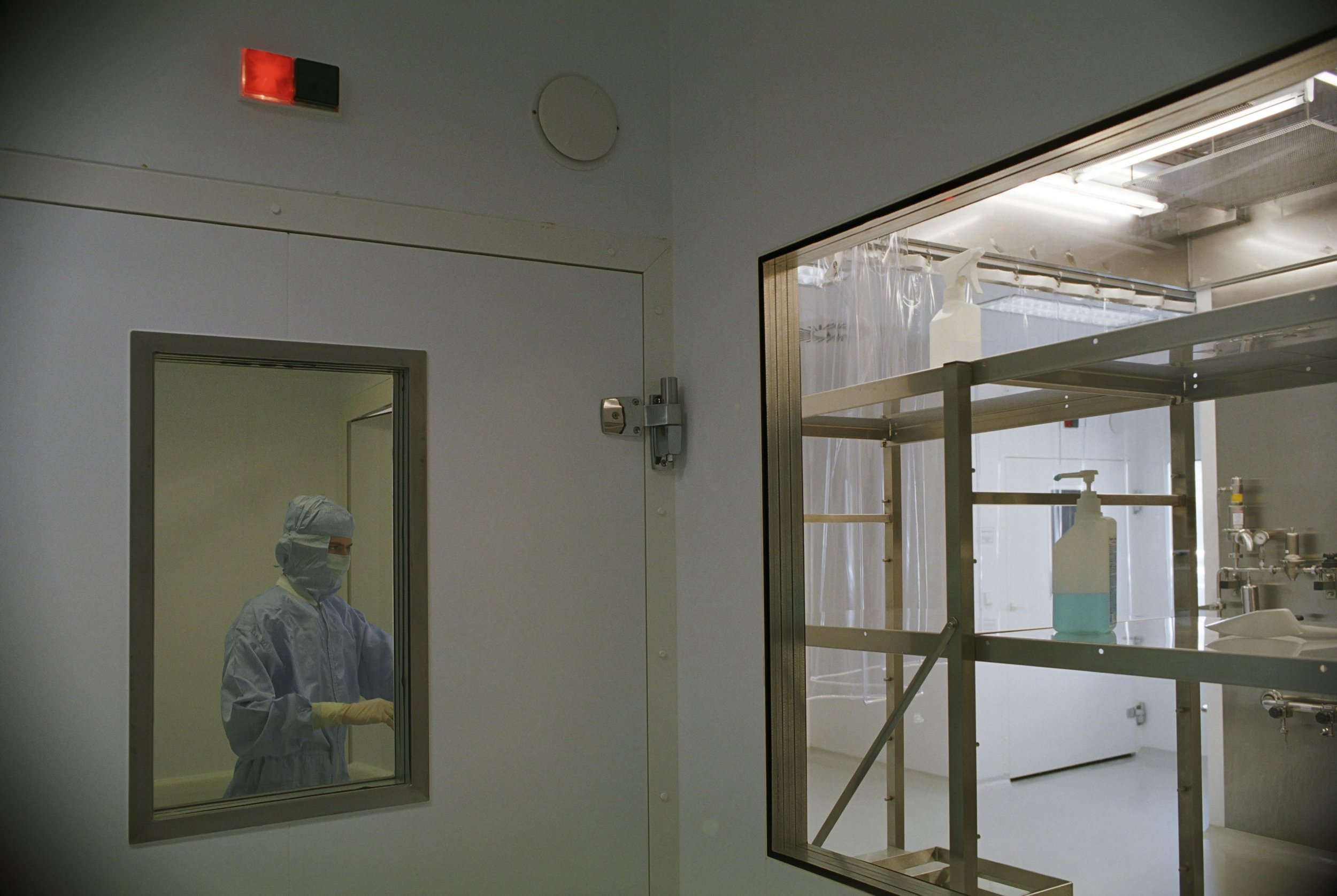 How Cleanroom Contamination Affects Semiconductor Production