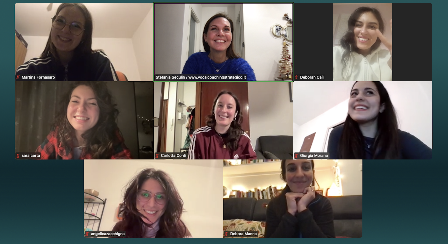 Vocal Coaching Strategico Schermata di una videochiamata con dieci donne sorridenti, alcune con sfondi domestici, mentre condividono un momento di convivialità online.