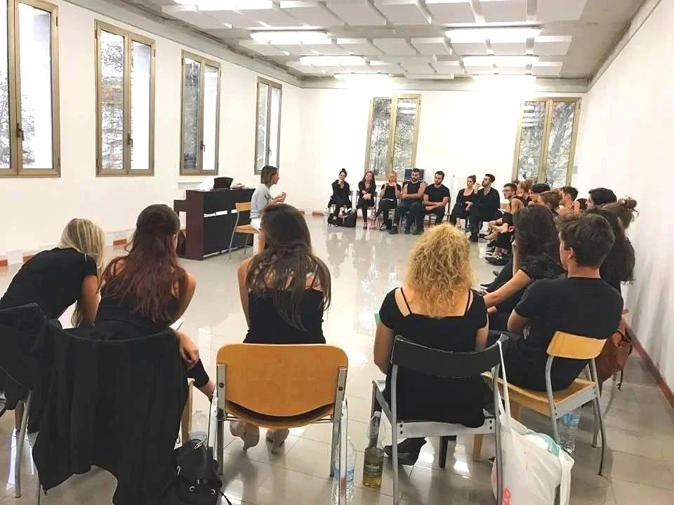 Studenti che partecipano a una lezione teorica di vocal coaching”