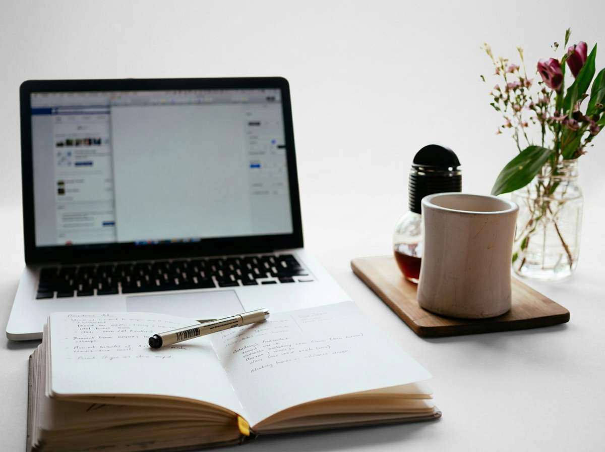 Postazione per allenamento vocale e registrazione, microfono professionale e computer”