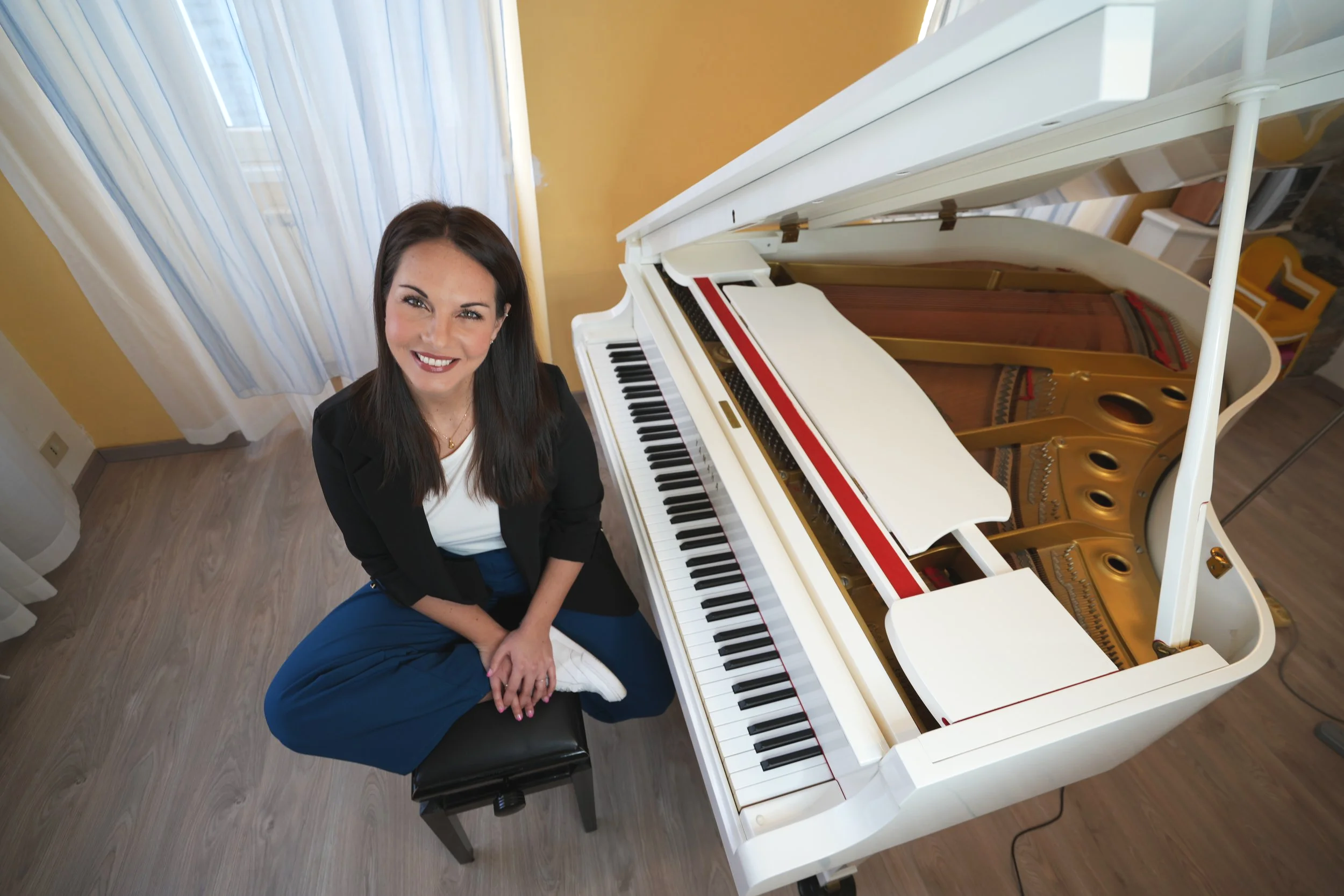 stefania seculin al pianoforte che insegna canto