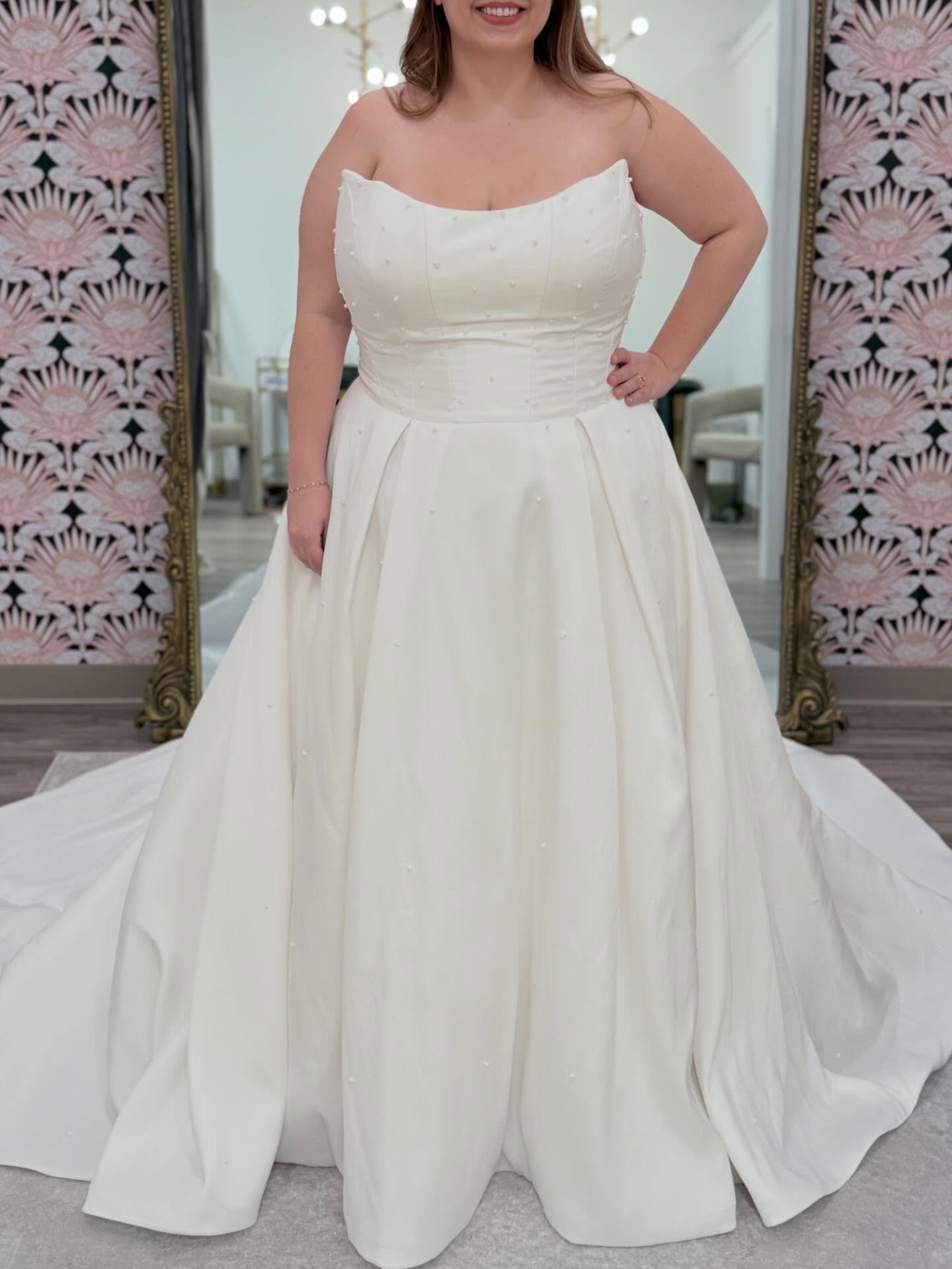 A pearl lovers DREAM! 🤍✨

#tryontuesday #curvebysomethingblue 

Wedding &bull; Bride &bull; Wedding Gown &bull; Pearl Wedding Dress &bull; Dress Shopping &bull; Plus Size Bridal