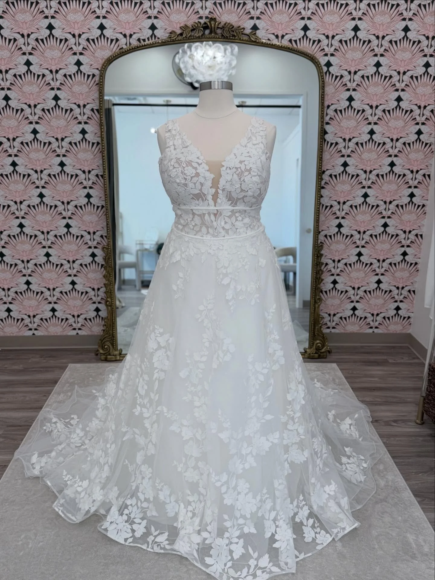 Soft lace and a snatched waist! 🤍

This week&rsquo;s #weddinggownwednesday dress is a flowy A-line that&rsquo;s lightweight and SO gorg! Try her on in a size 26 and order her up to size 34! ✨

Designer: @essenseofaustralia 

#curvebysomethingblue #w