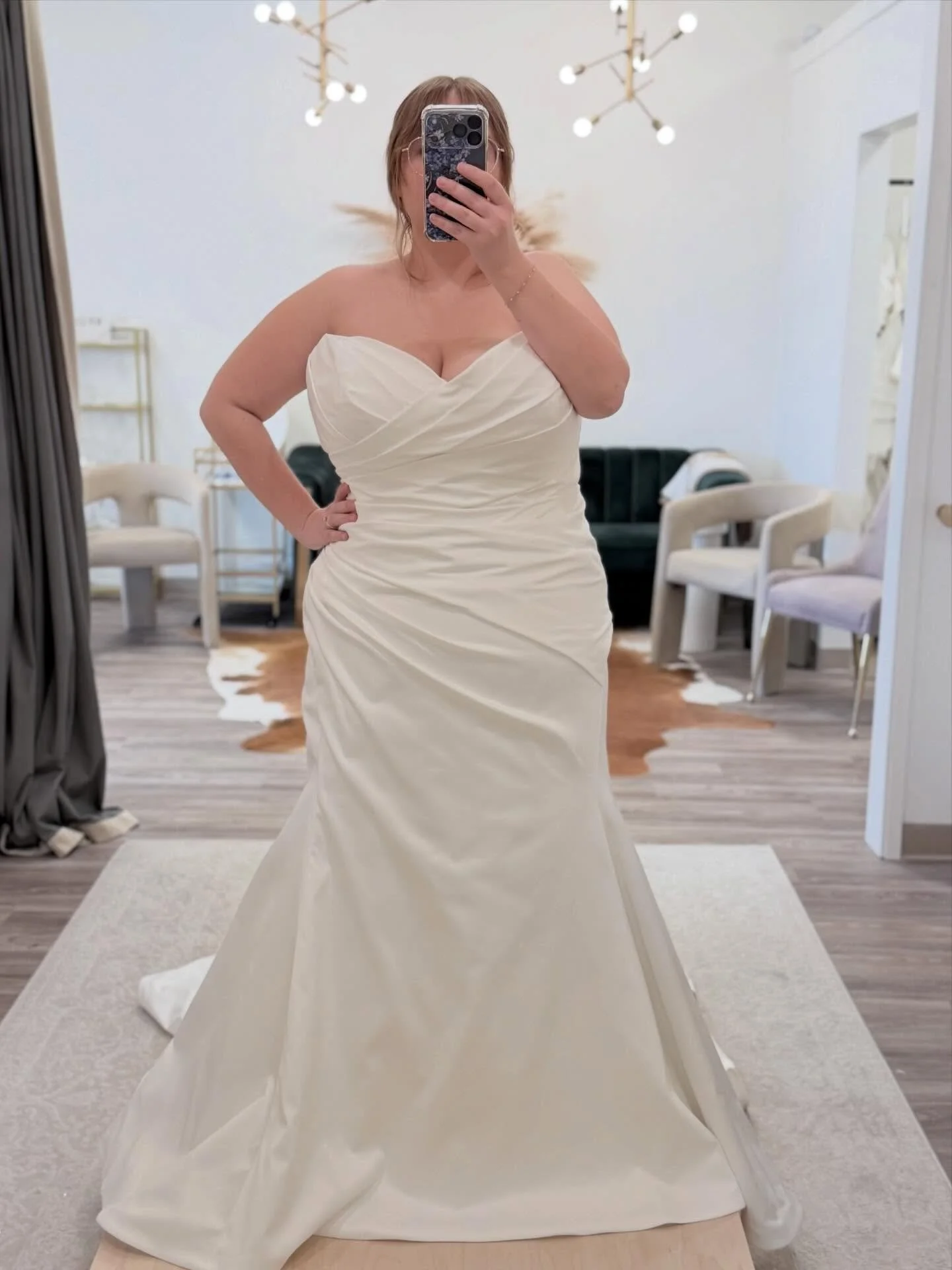 Elegance never looked so good 🤍

#selfiesunday #curvebysomethingbluebridal 

plus size wedding gowns &bull; plus size bridal &bull; fitted clean wedding dress &bull; wedding dress shopping &bull; curvy bride