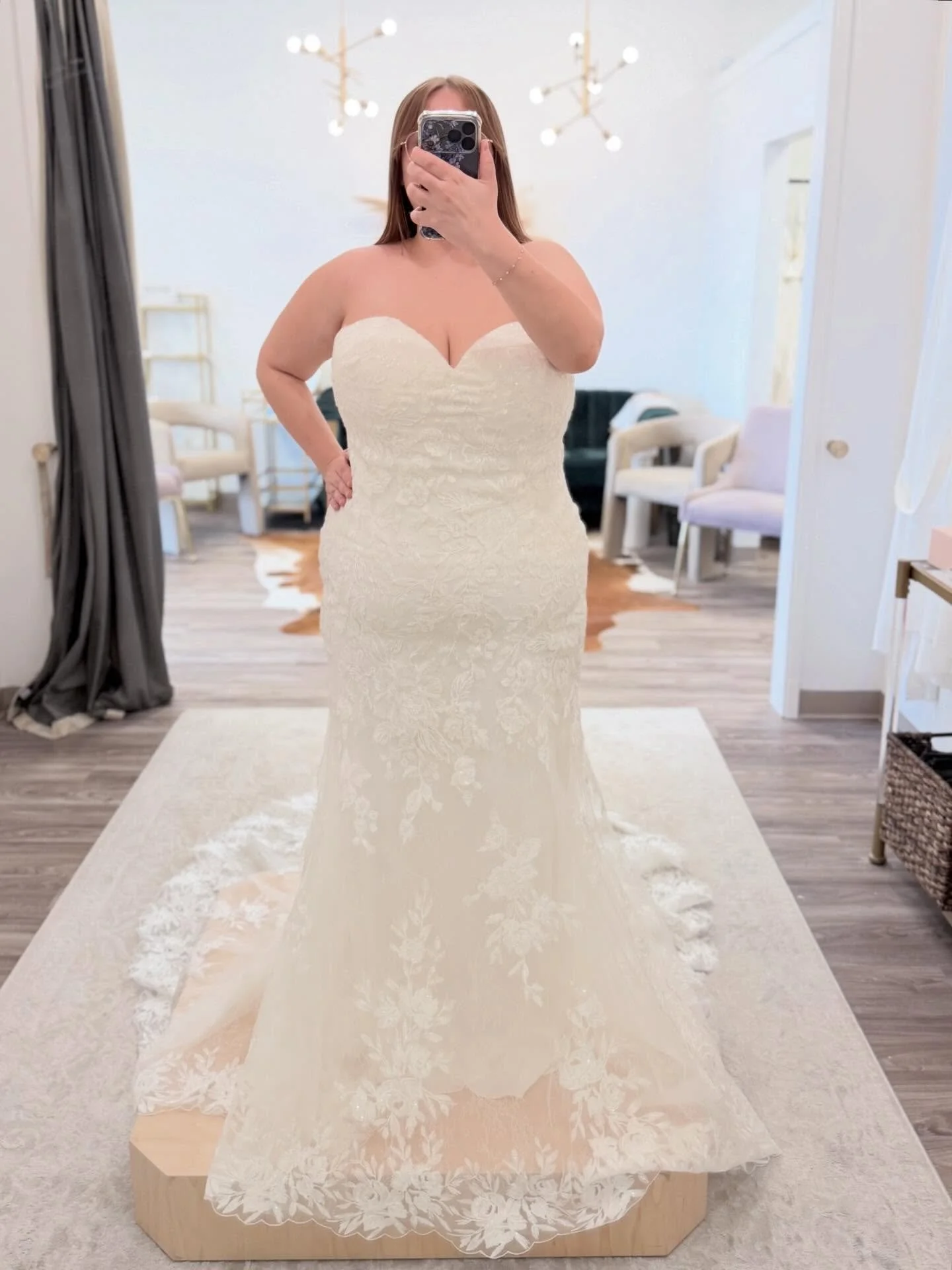 Crushing HARD on this gorg new gown! 🤩

Designer: @allurebridals 

#selfiesunday #curvebysomethingblue 

selfie sunday &bull; plus size bridal &bull; plus size wedding gowns &bull; wedding dress shopping &bull; curvy bride