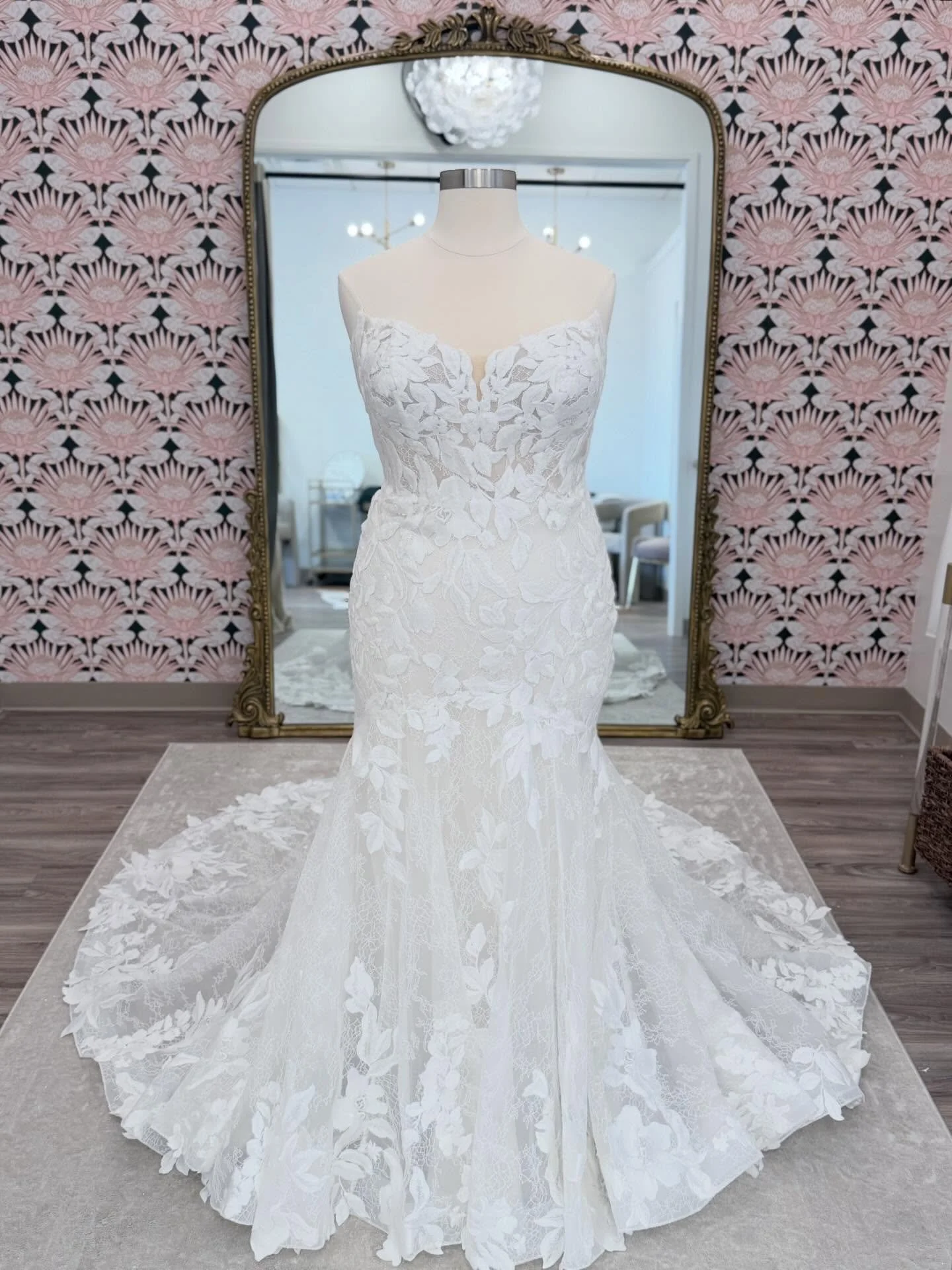 Curve-hugging, jaw-dropping 🤍✨ 

This brand new gown was made to celebrate every curve. Try her on in store in a size 22 and order her in up to size 30!💫

#weddinggownwednesday #curvebysomethingblue 

fitted lace wedding gown &bull; wedding dress s