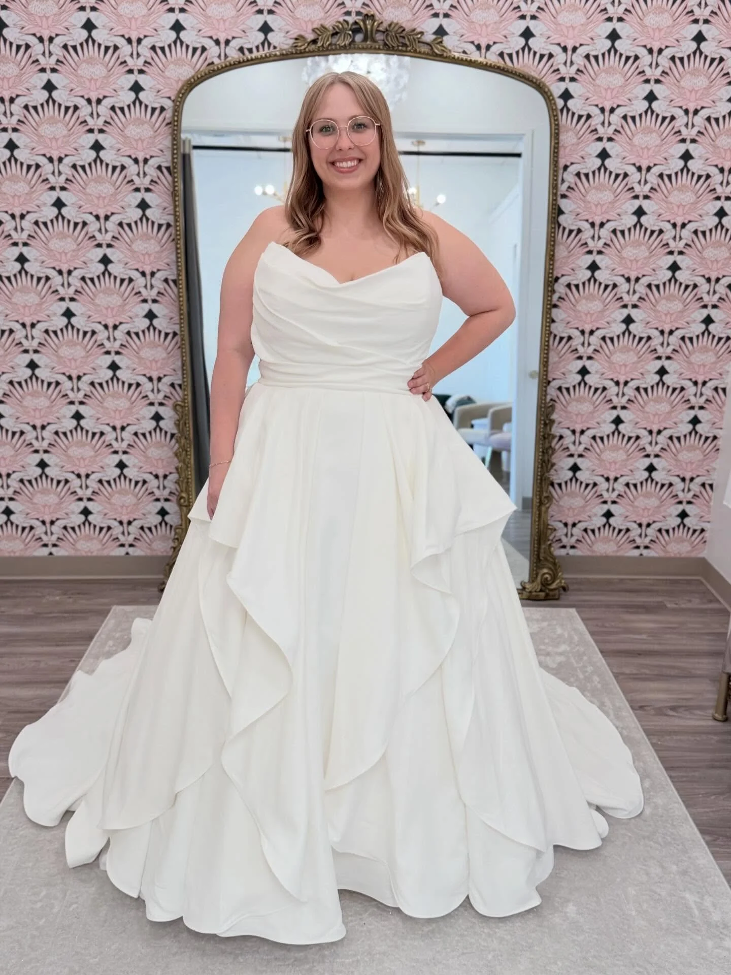 clean lines and lots of layers 🤍

Designer: @missstellayork 

#tryontuesday #curvebysomethingblue 

try on tuesday &bull; plus size wedding gowns &bull; wedding dress shopping &bull; plus size bridal &bull; curvy bride