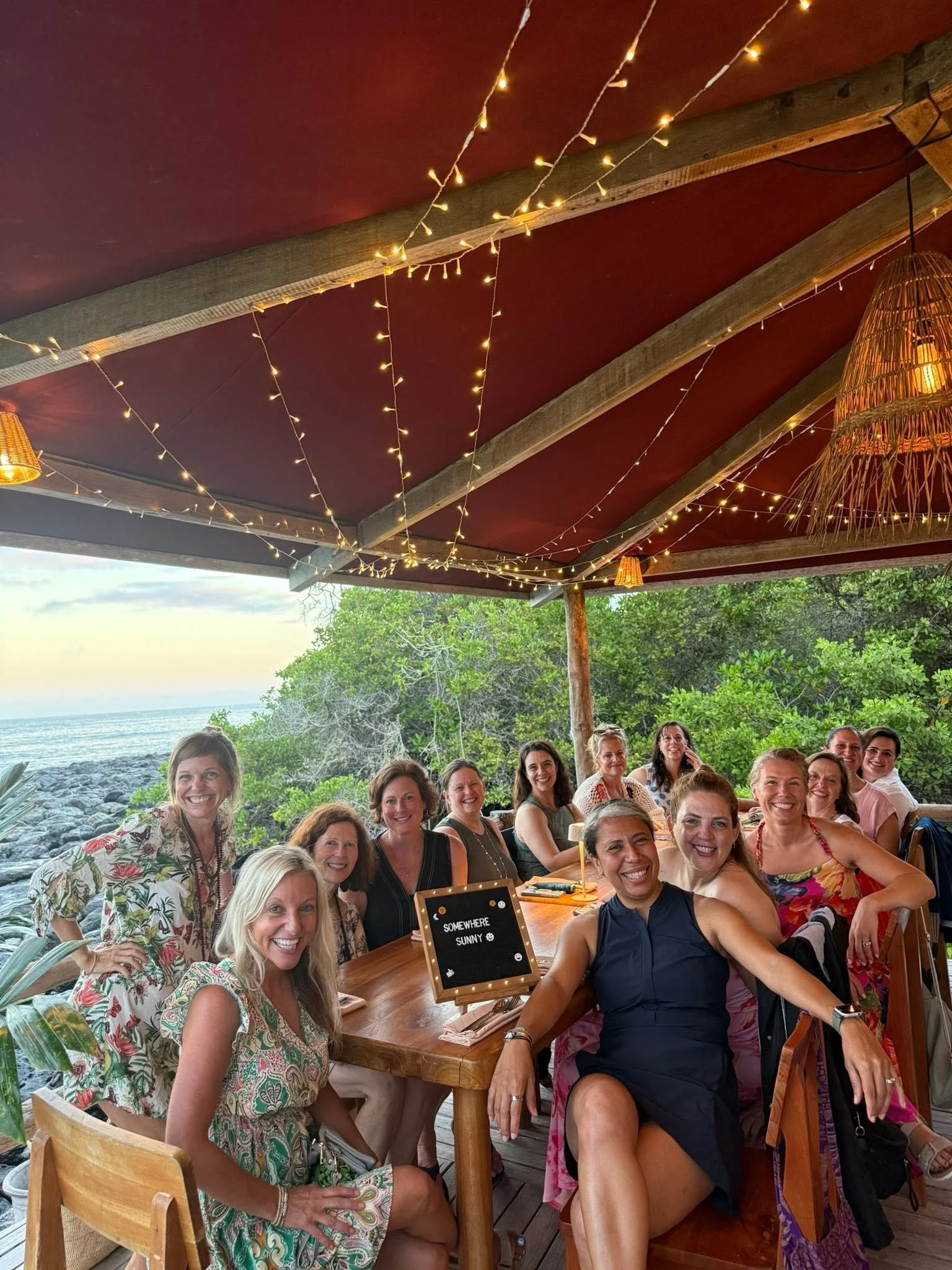 dinner group galapagos.jpg