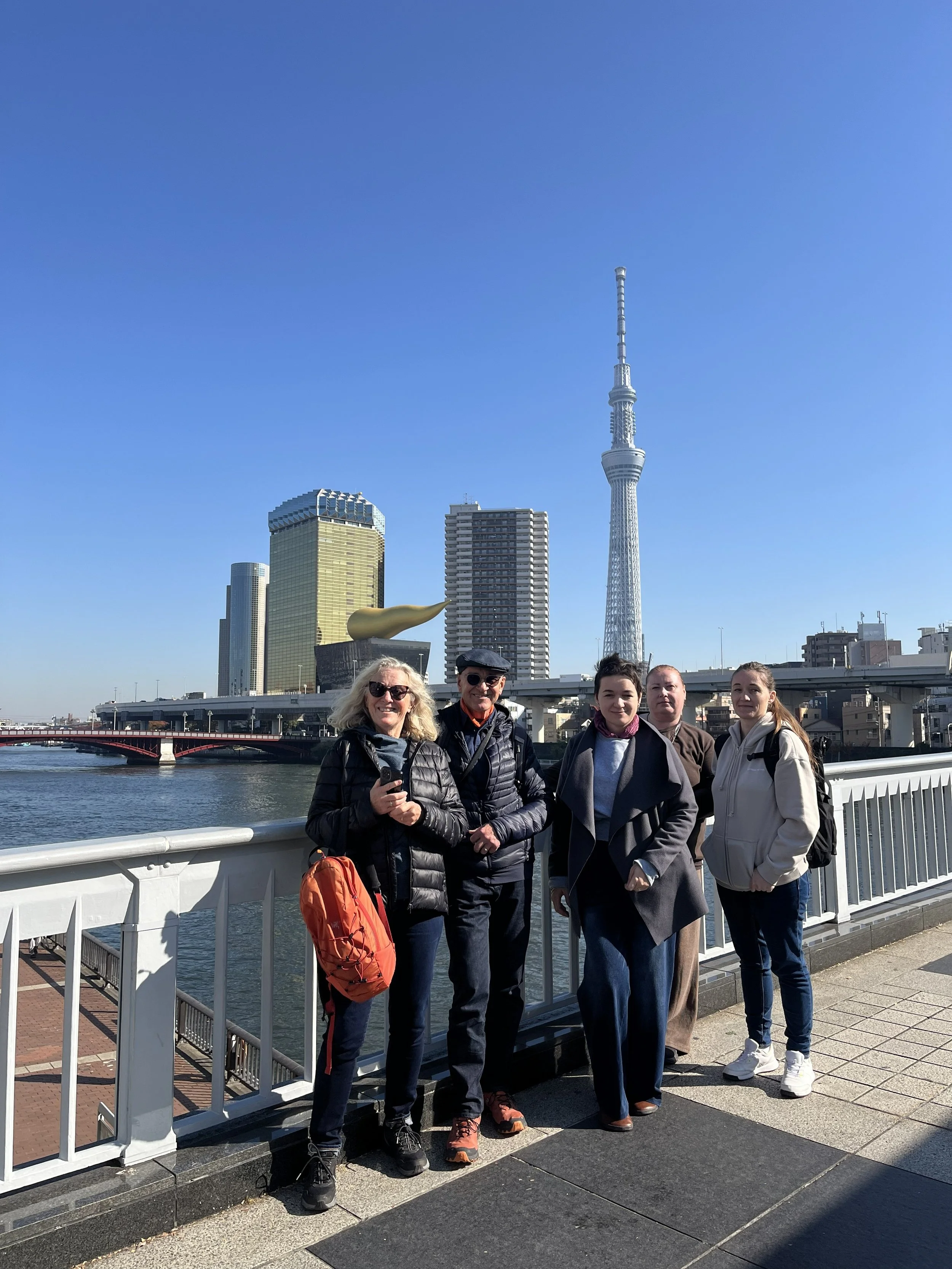 v pozadí Sky Tree a centrála pivovaru Asahi, Tokyo 