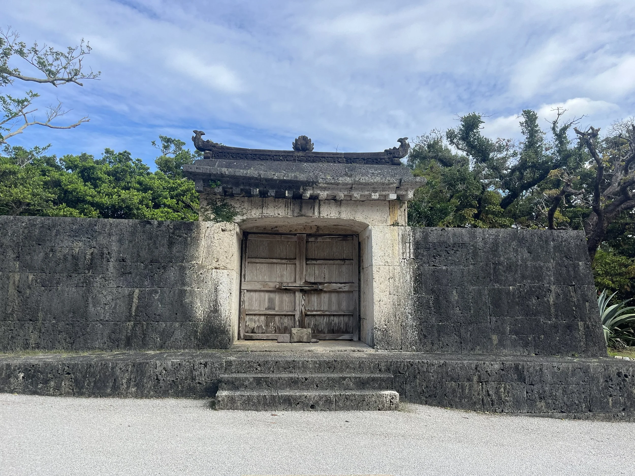 původní kamenná brána ke svatyni Sonohyan u hradu Shurijō, Okinawa
