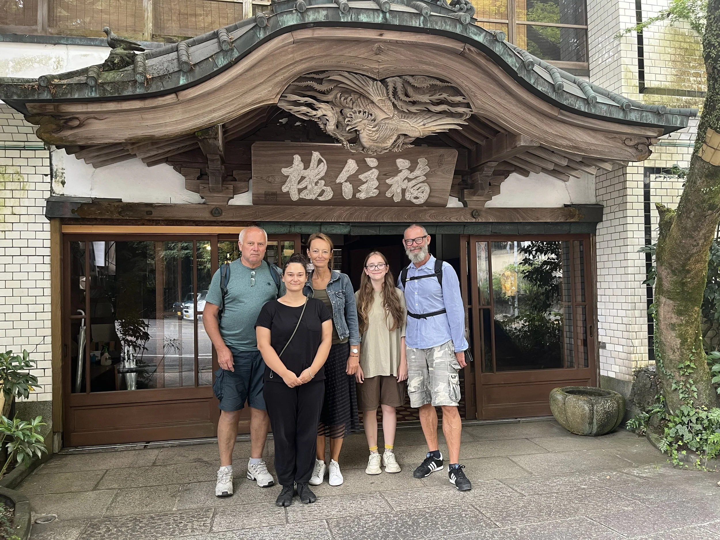 před tradičním ryokanem v Hakone