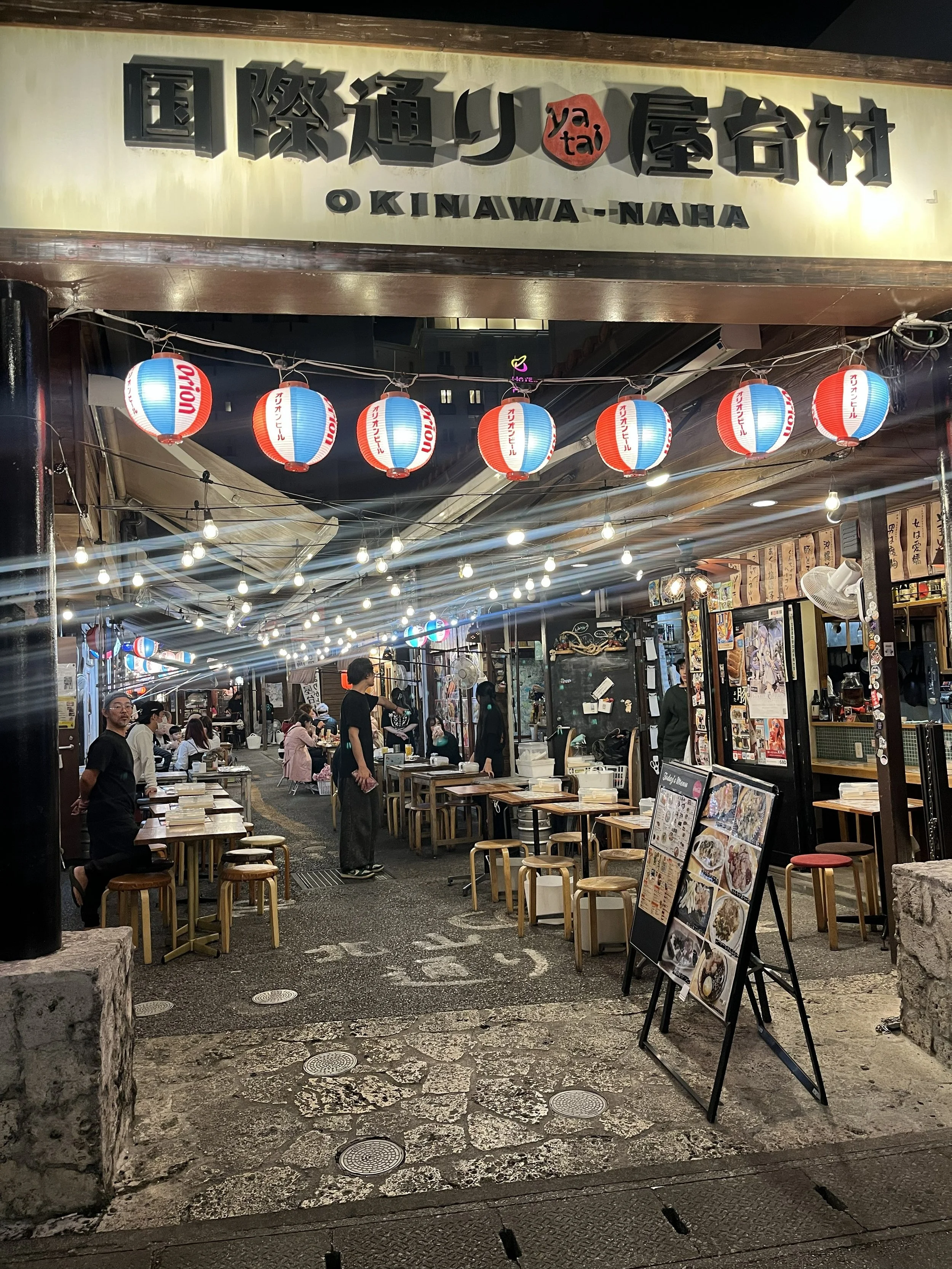 ikonické lampiony okinawského pivovaru Orion u slavné ulice Kokusai-dōri