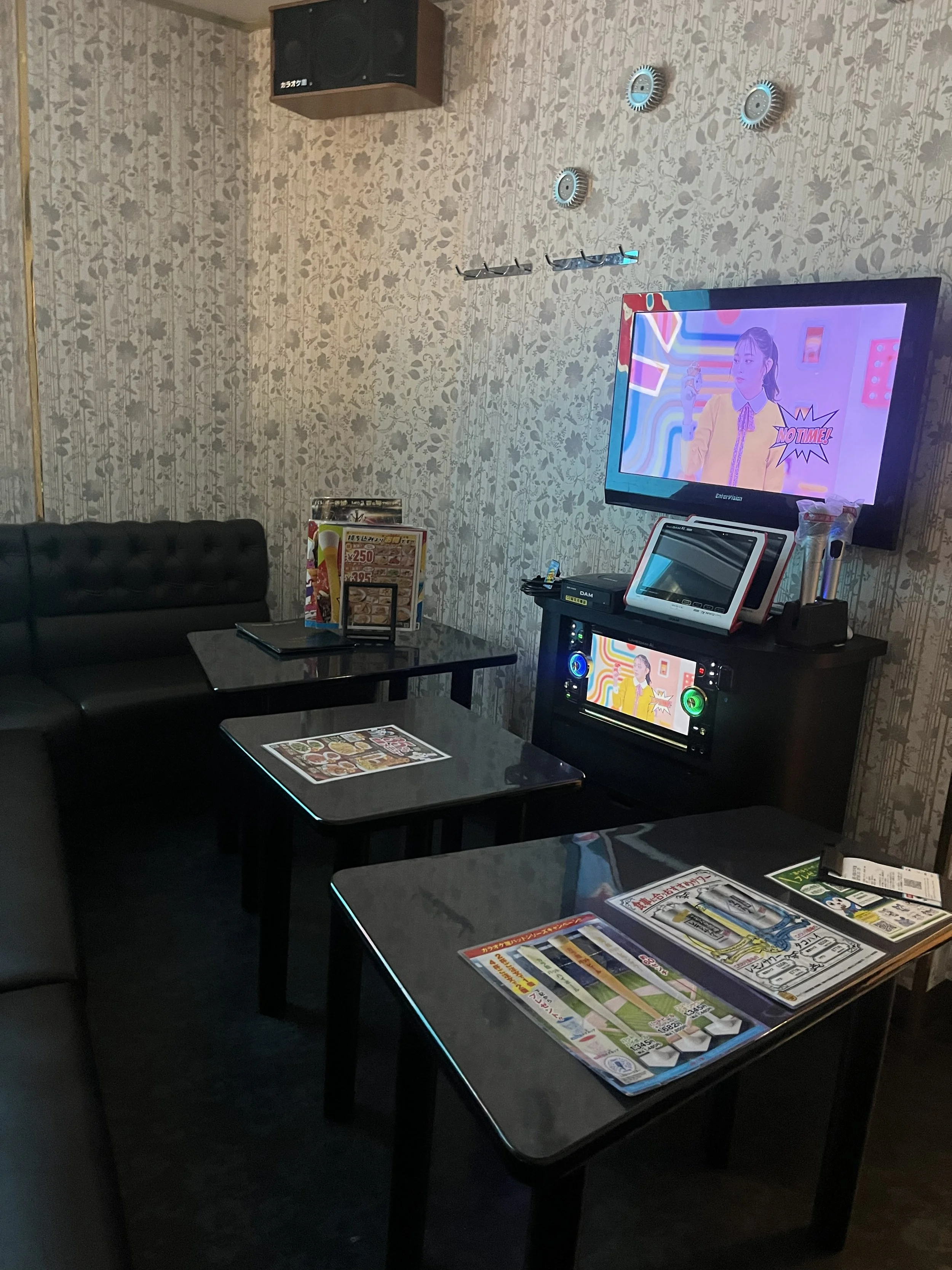 japonské karaoke v sourkomé místnosti