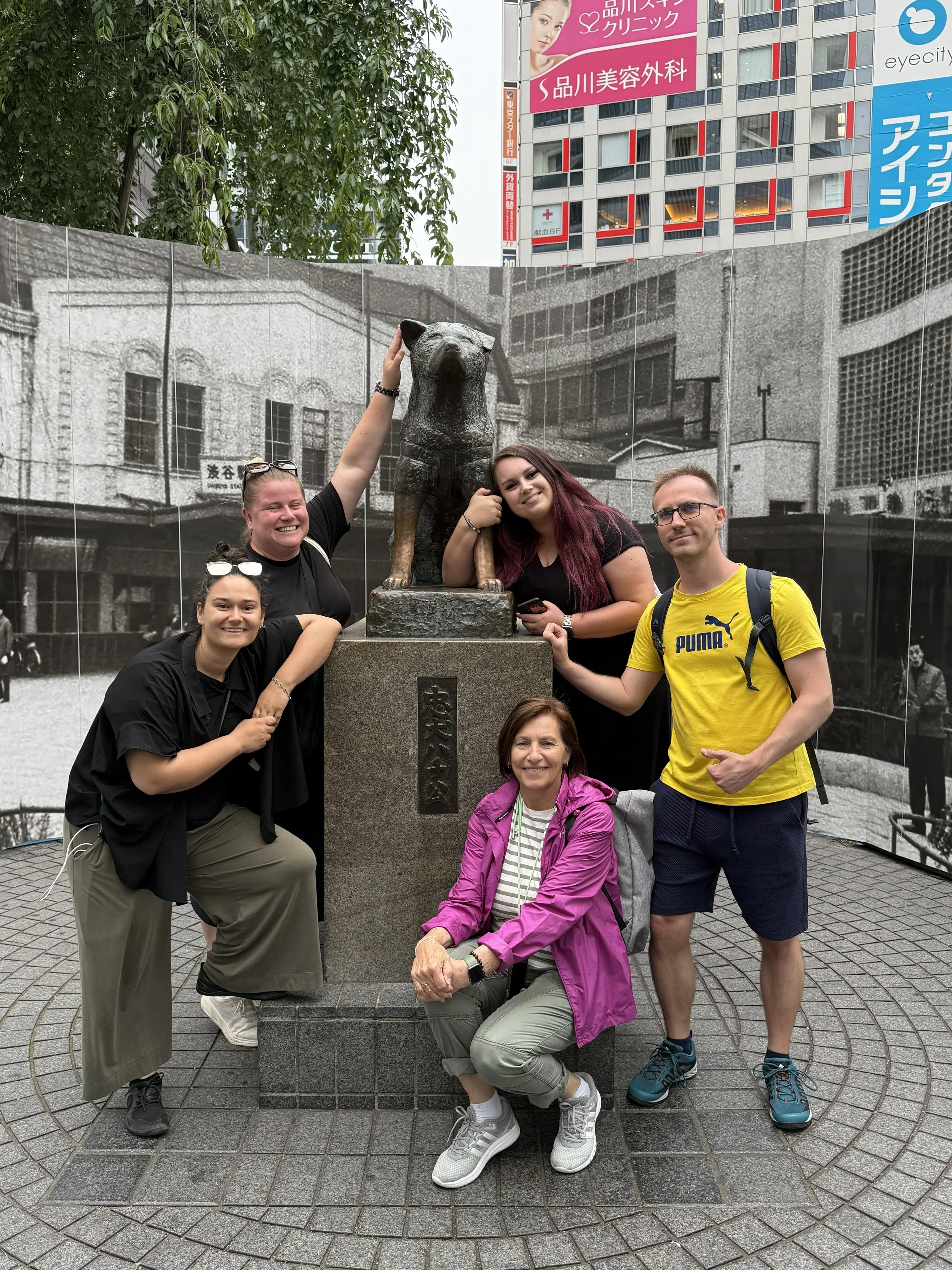 socha věrného psa Hachiko v ultramoderní čtvrti Shibuya