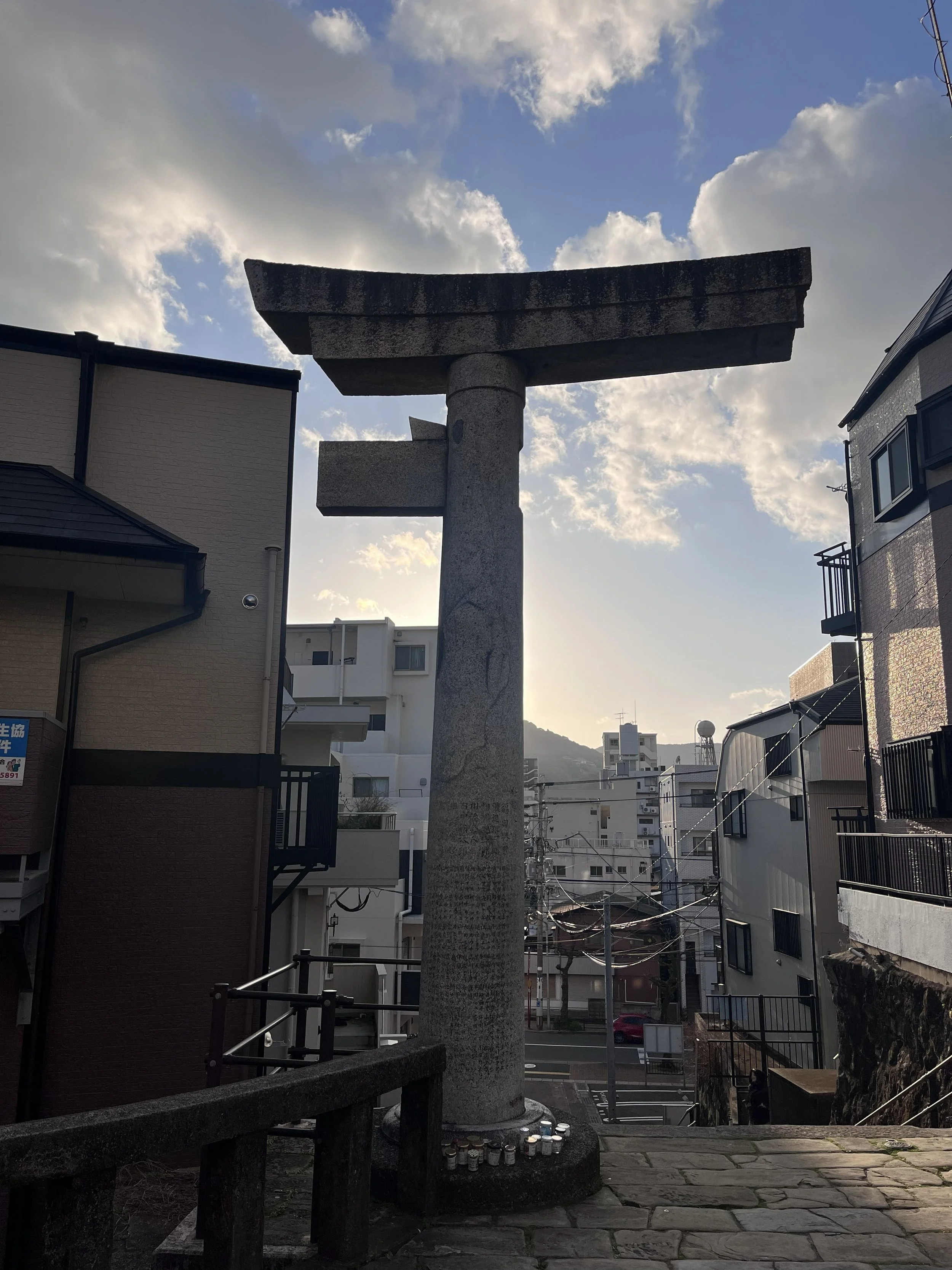 část torii brány svatyně Sanno, druhá čast se zbortila při atomovém útoku, Nagasaki