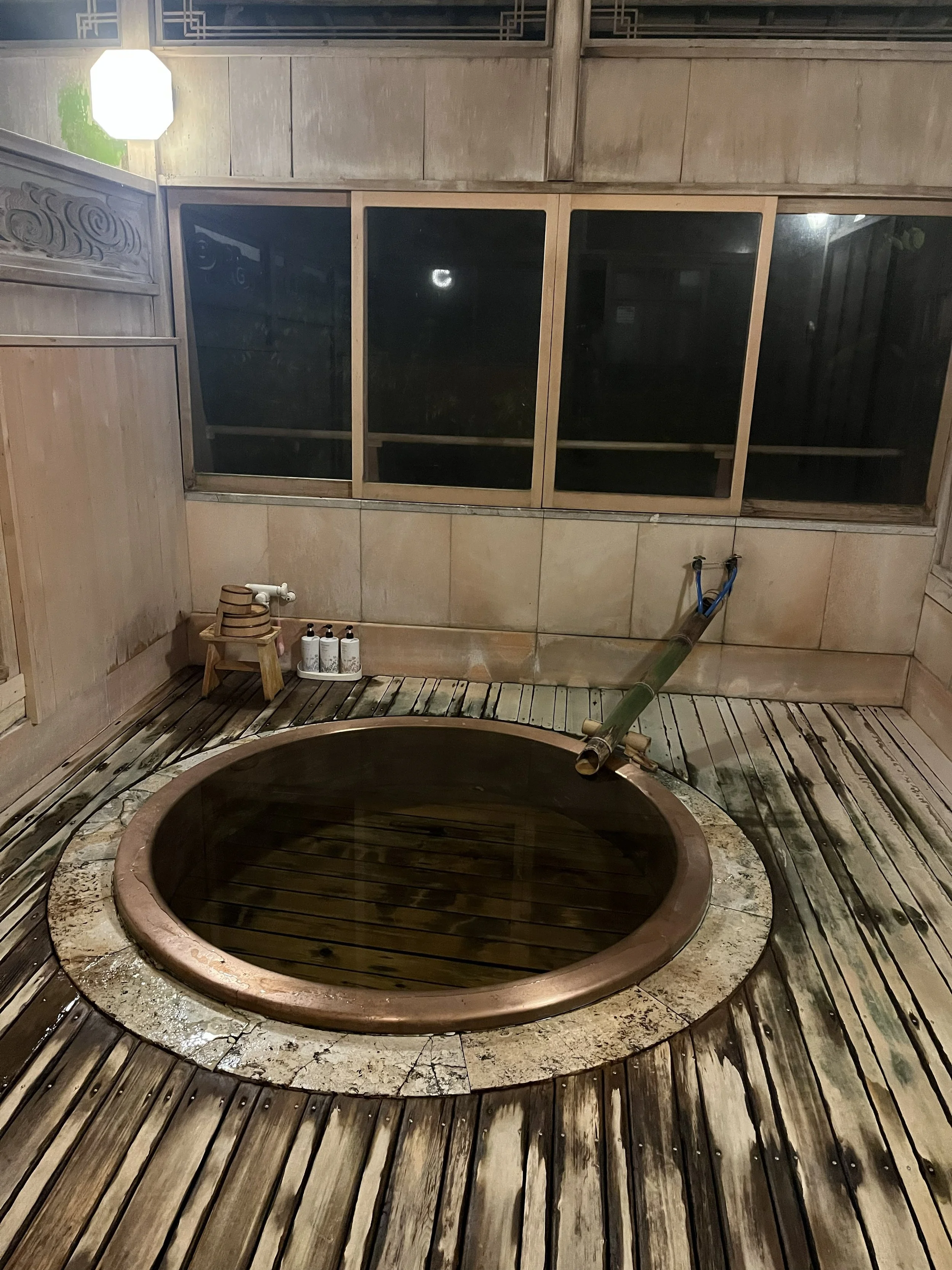léčivé horké prameny tzv. onsen v tradičním ryokanu v Hakone