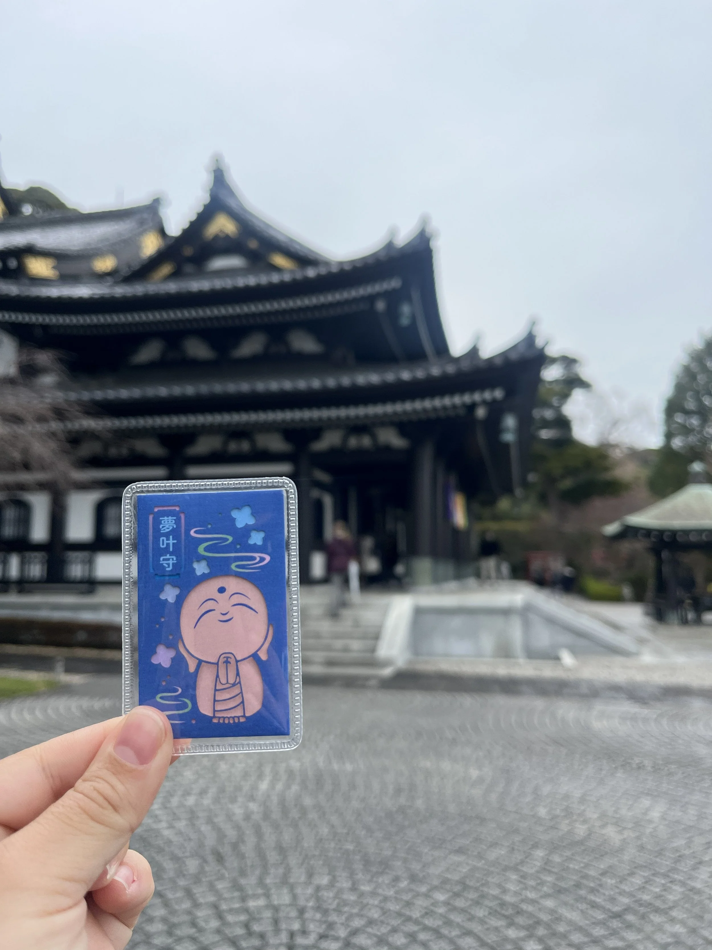 nové omamori (amulet) ze chrámu Hasedera, Kamakura