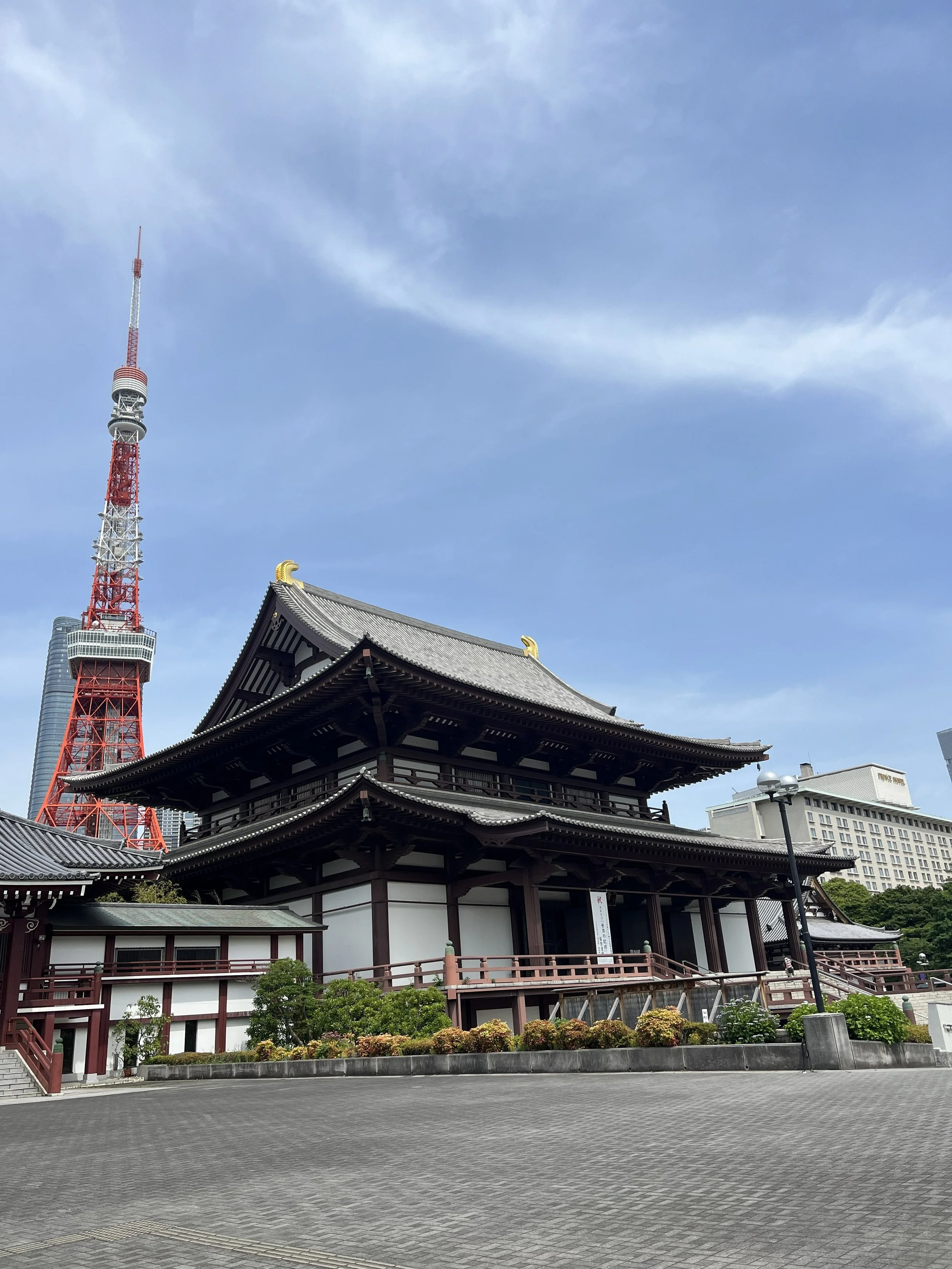 chrám Zōjō-ji s ikonickou Tokyo Tower v pozadí