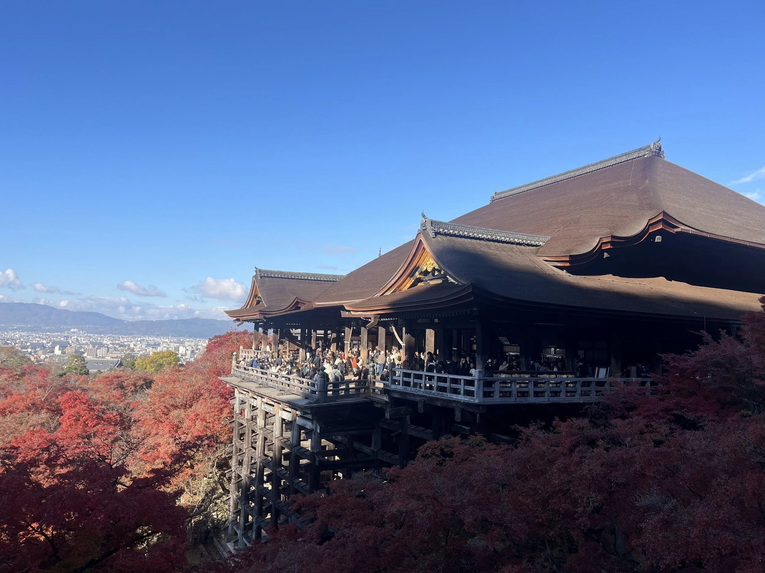 Kiyomizudera tyčící se na třínácti metrových kůlech, Kyoto 