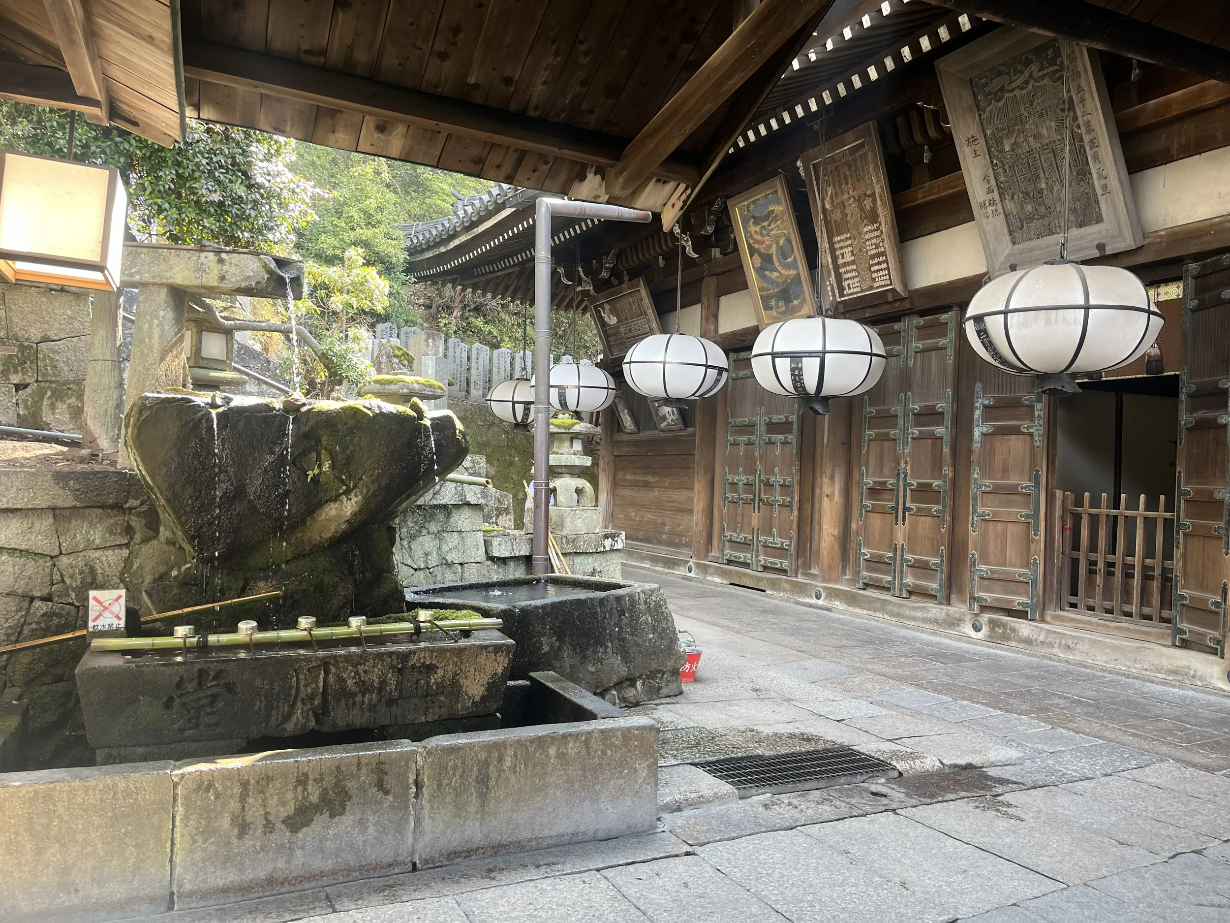ojedinělé lucerny v Nigatsudō, Nara