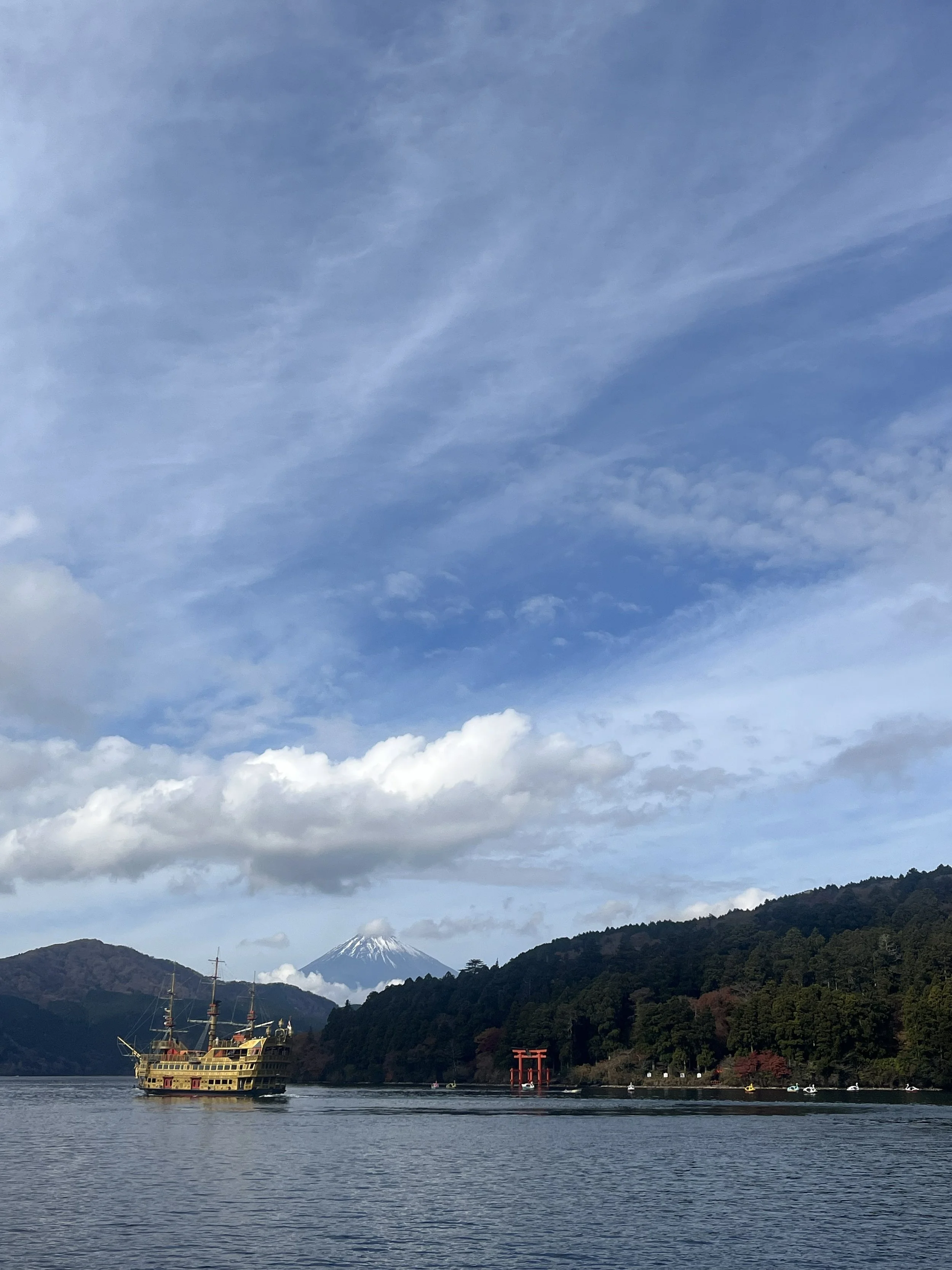 jezero Ashinoko s horou Fuji, pirátskou výletní lodí a červenou bránou torii, Hakone 