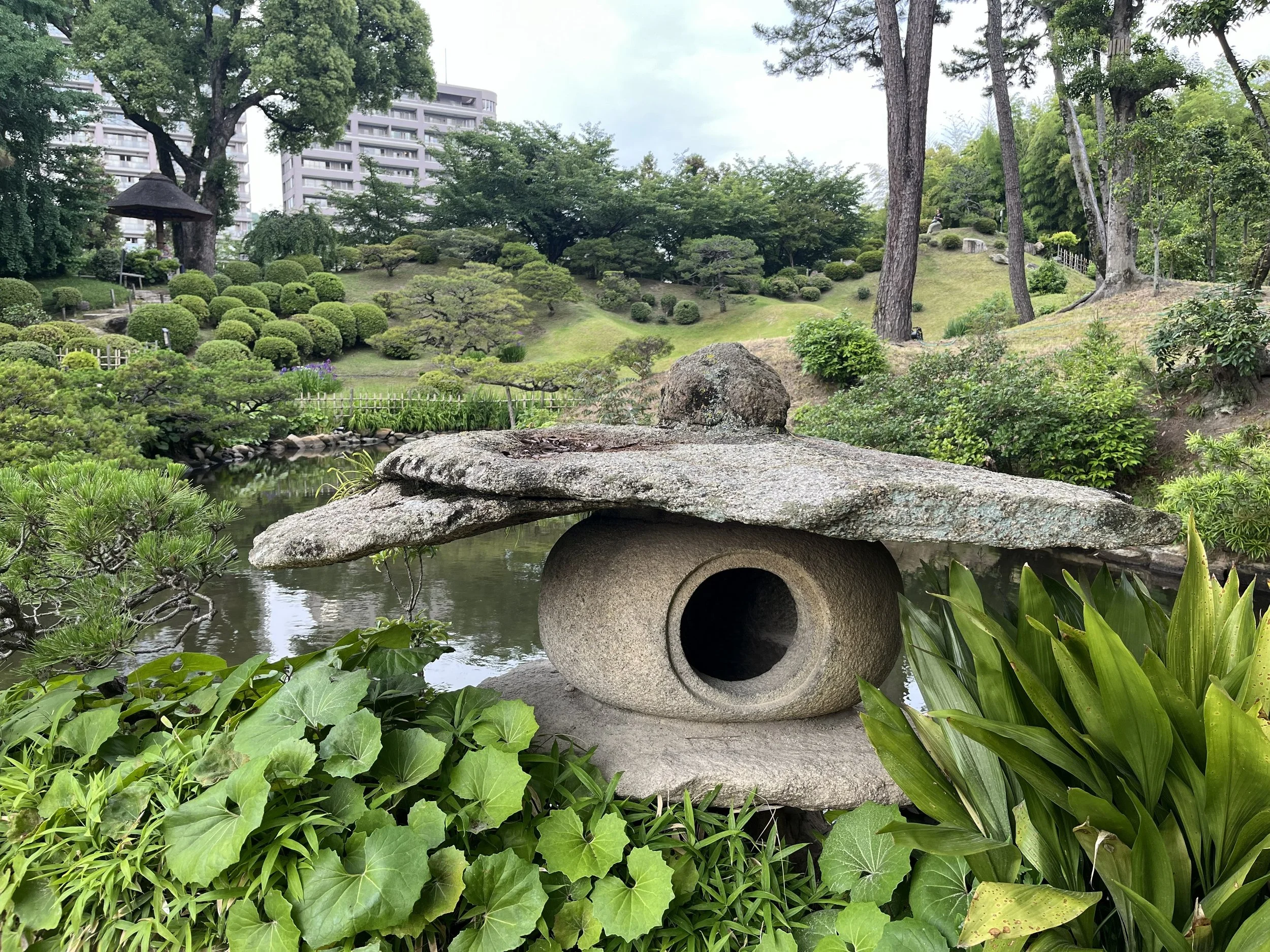 kamenná lucerna v zahradě Shukkei-en, Hiroshima