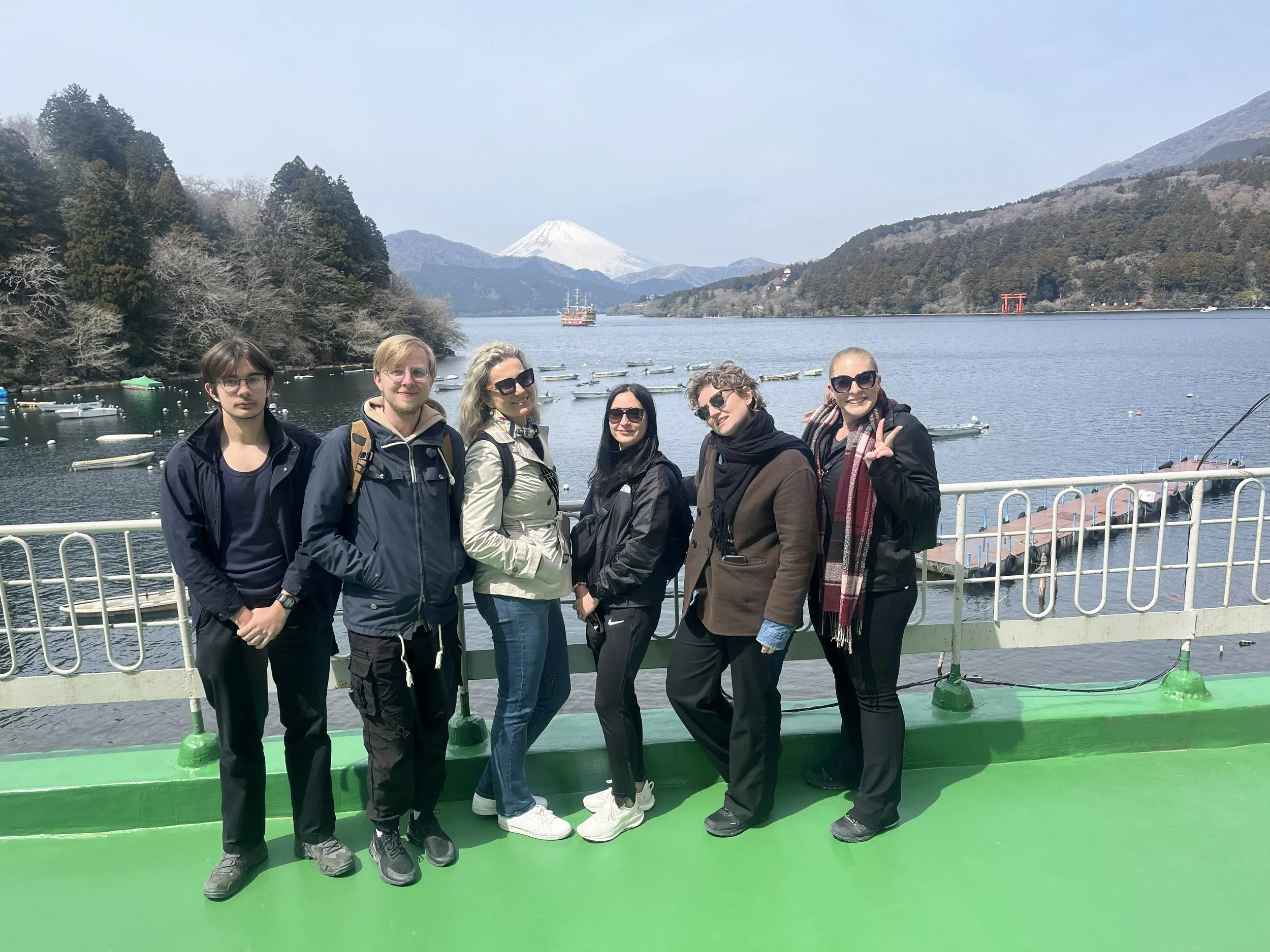 jezero Ashinoko s horou Fuji pokrytou sněhem