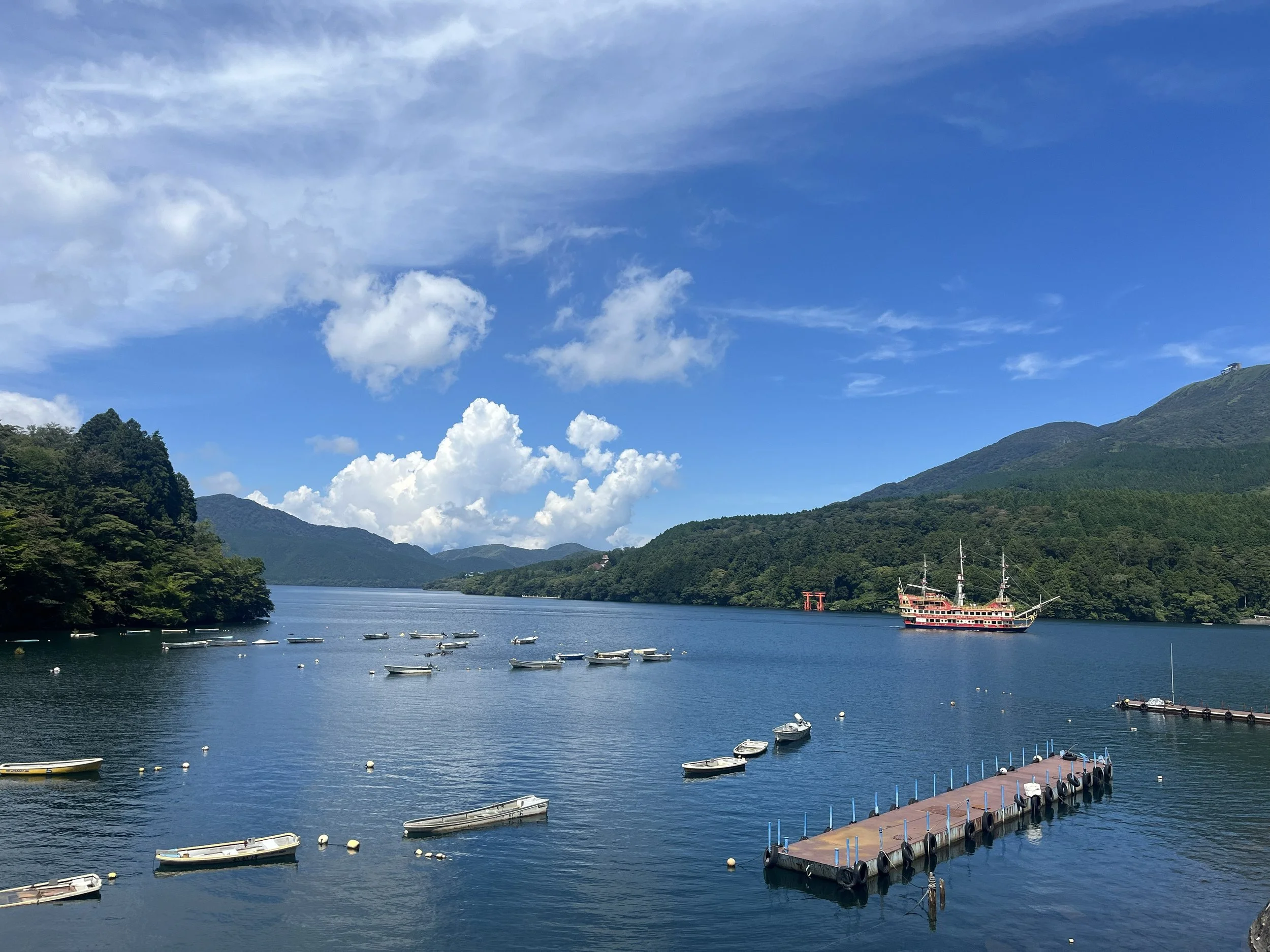 jezero Ashinoko, hora Fuji se nám schovává za mraky