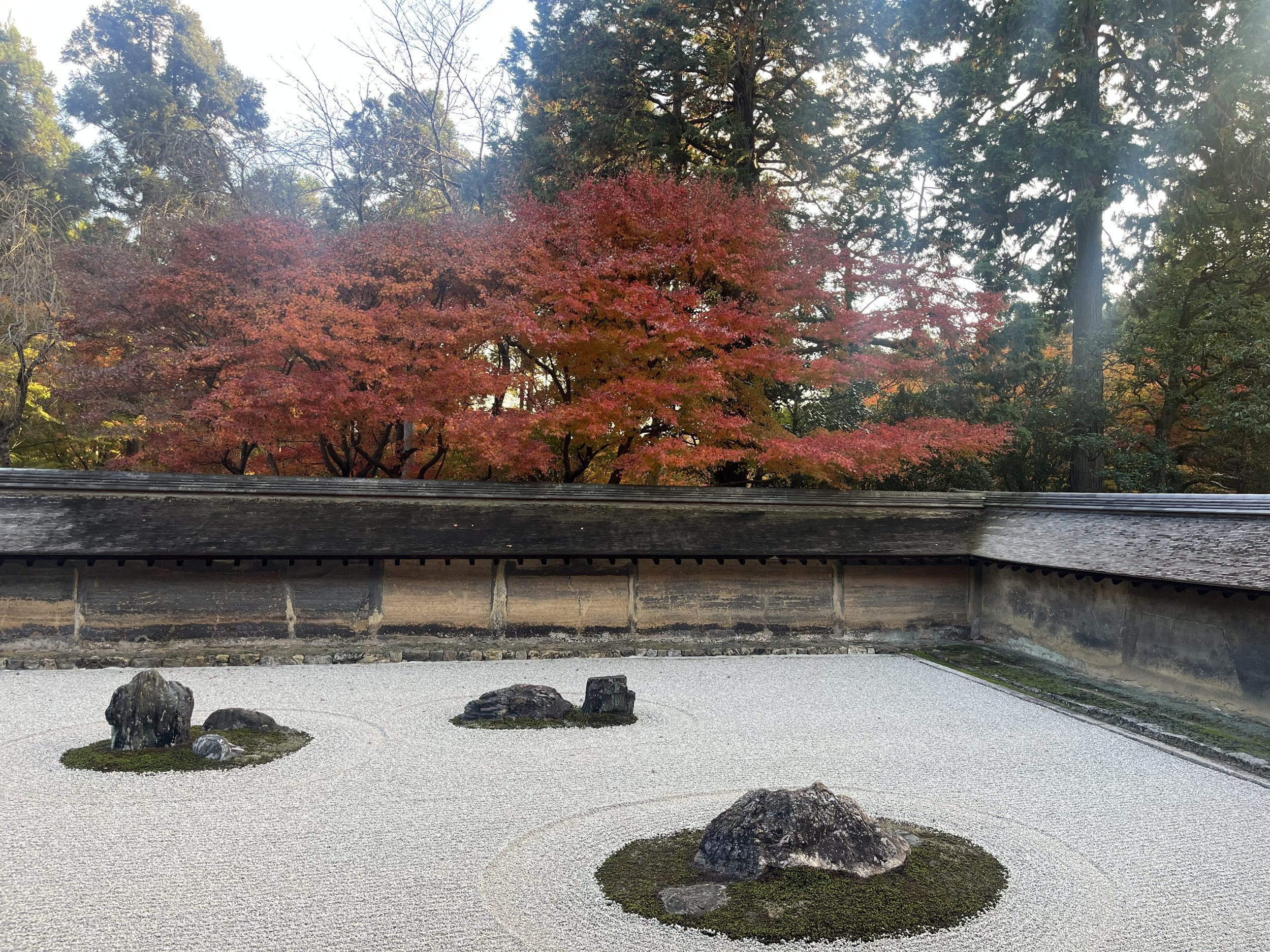 kamenná zahrada karesansui zen budhistického chrámu Ryōan-ji, Kyoto