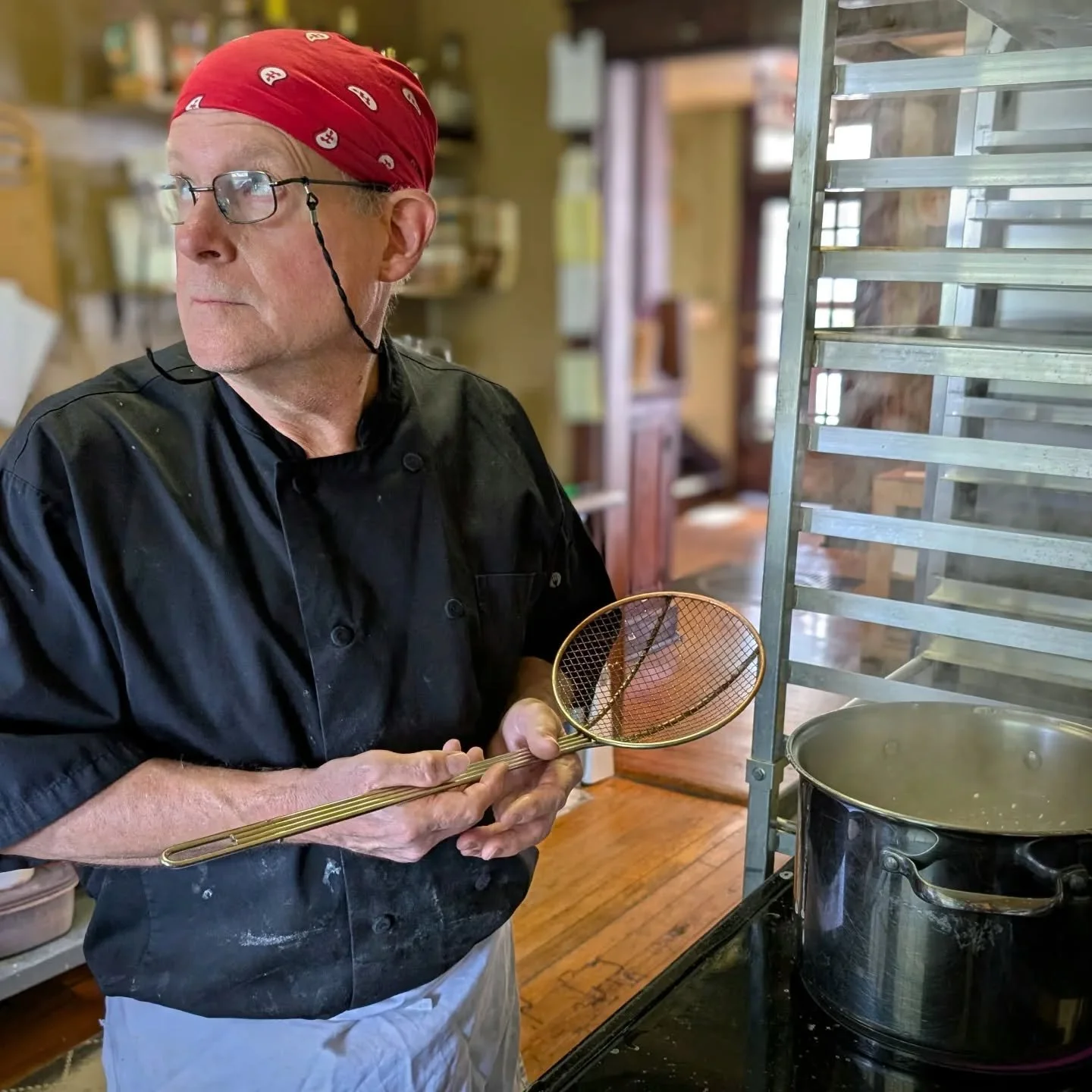 The tricky thing about making pretzels is that each one needs to boil in water for a precise amount of time before baking! Head to @hawksbillbrewingco today for their Cigar and Beer tasting, or just for a beer, and buy one, while supplies last.
#fres